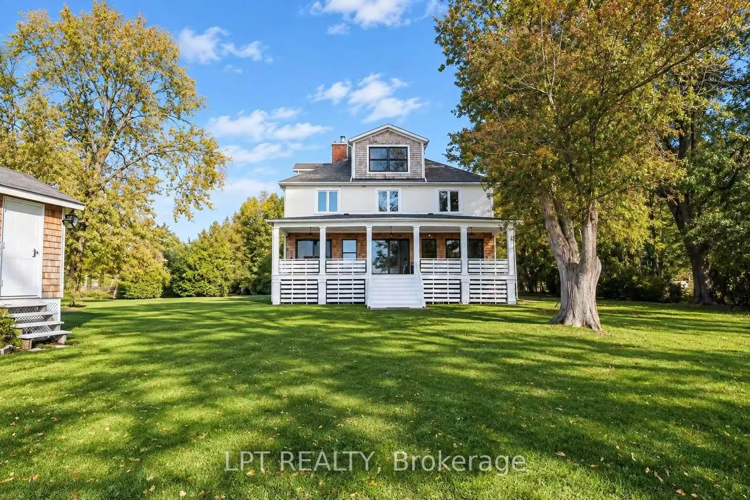 212 Cameron Crescent