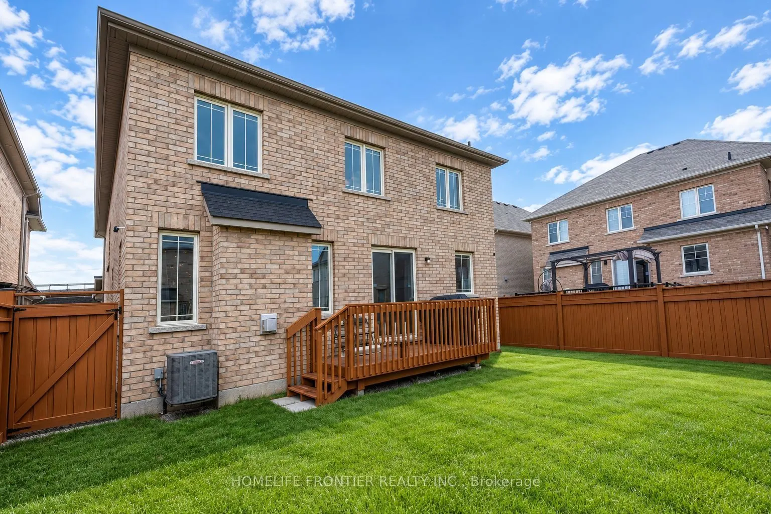 135 Ross Vennare Crescent