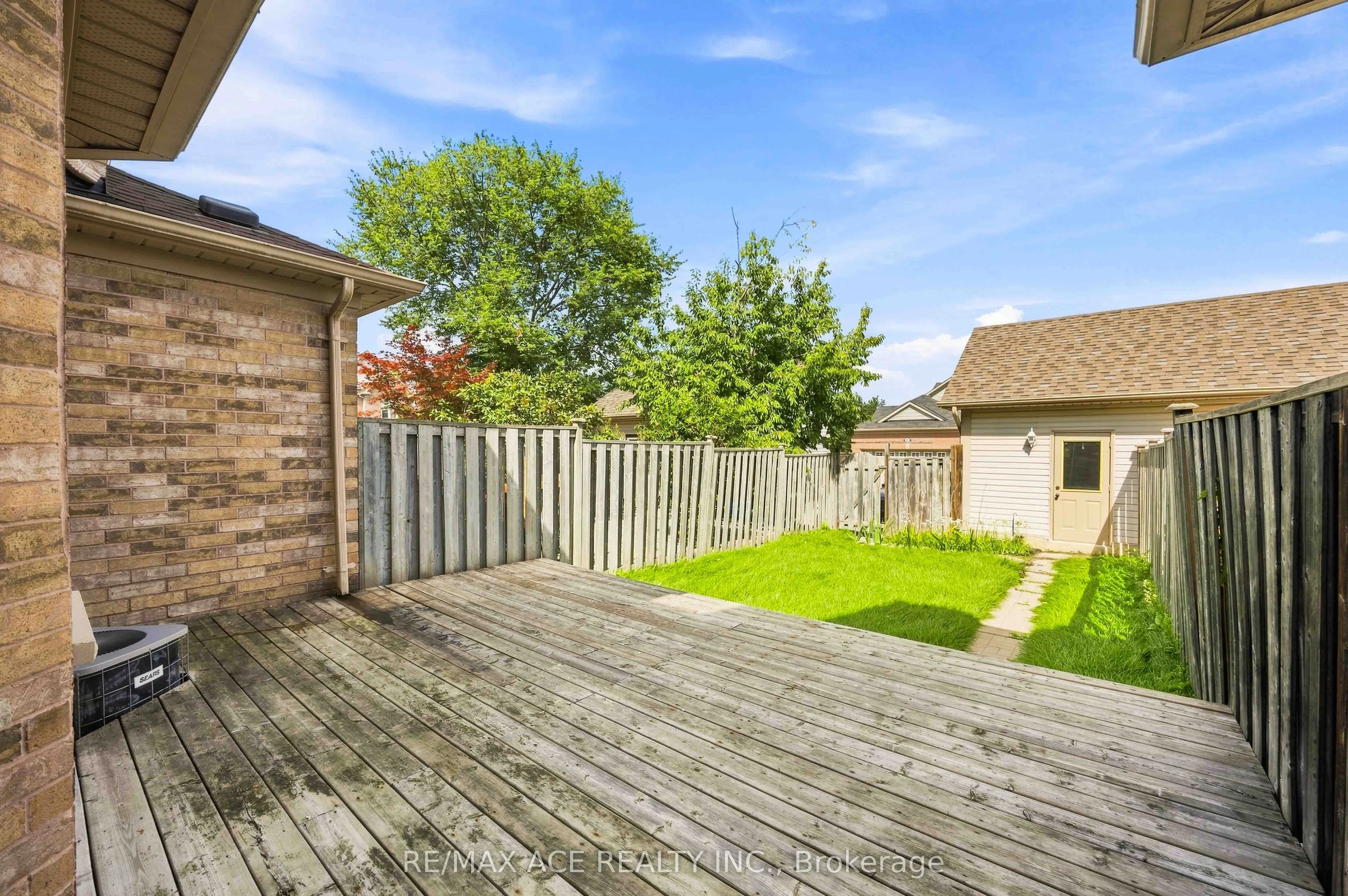 16 White's Hill Avenue