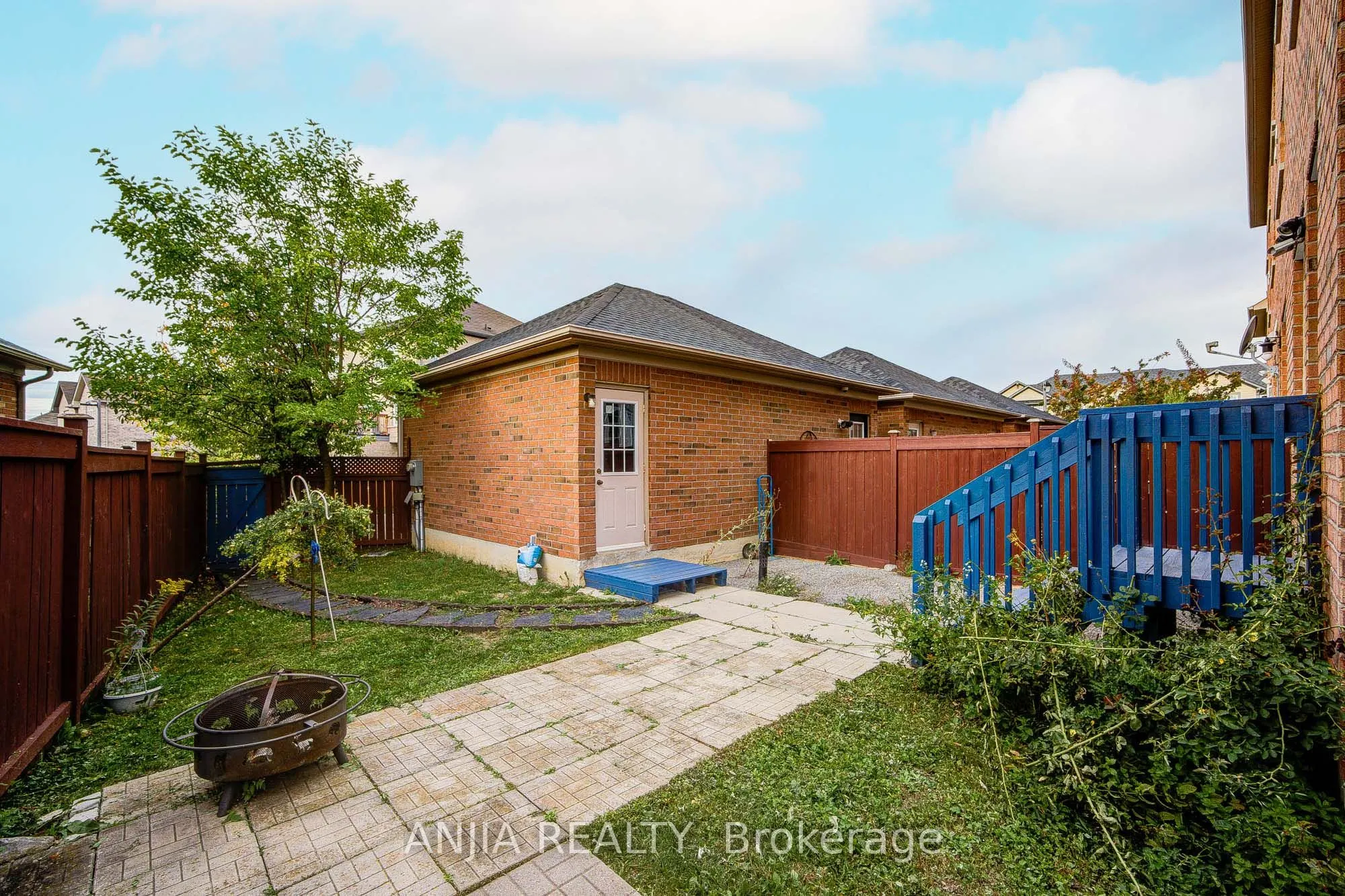 375 White's Hill Avenue