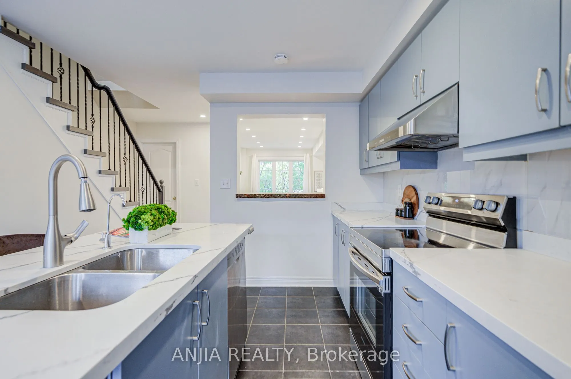 375 White's Hill Avenue