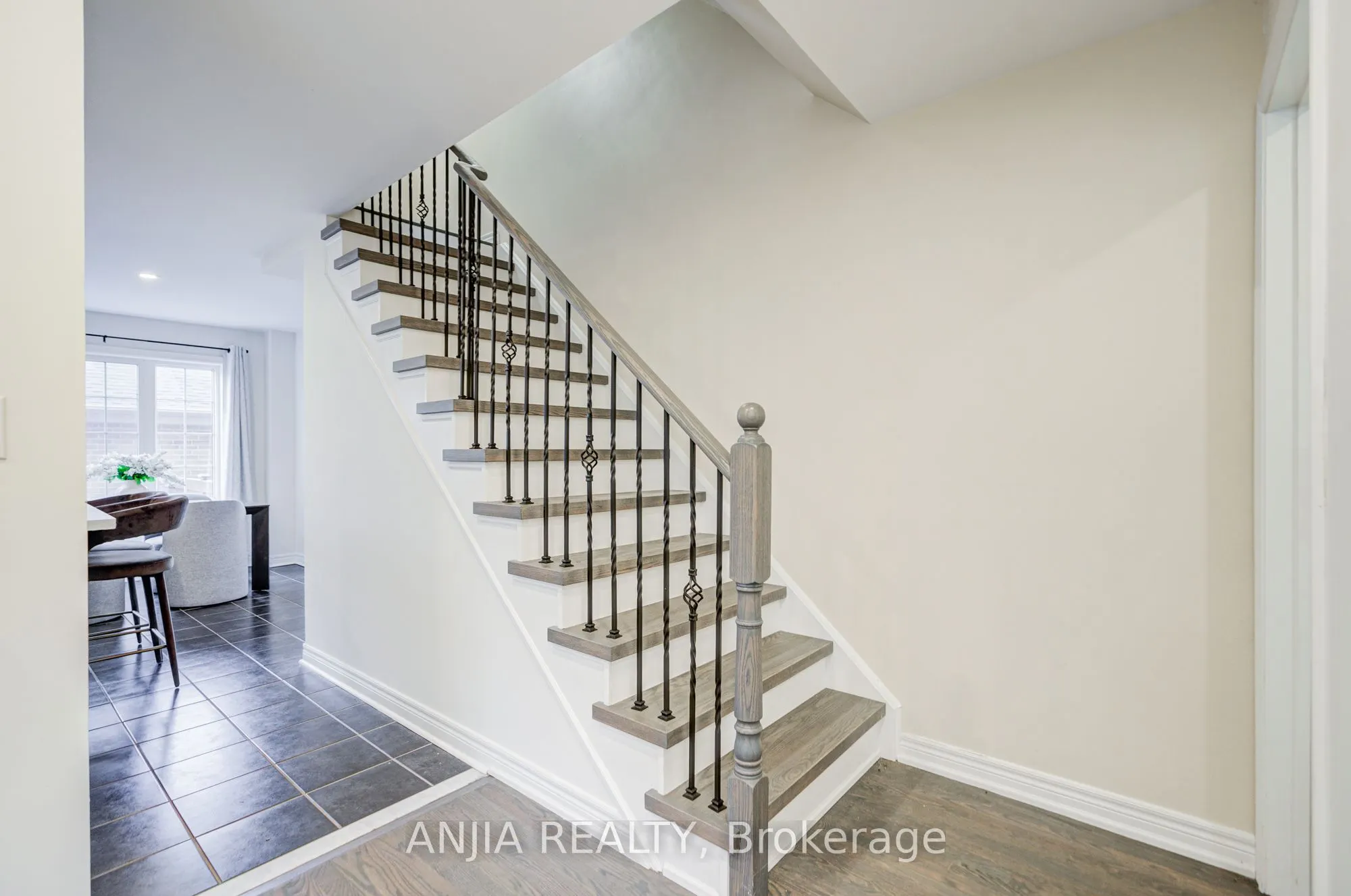375 White's Hill Avenue