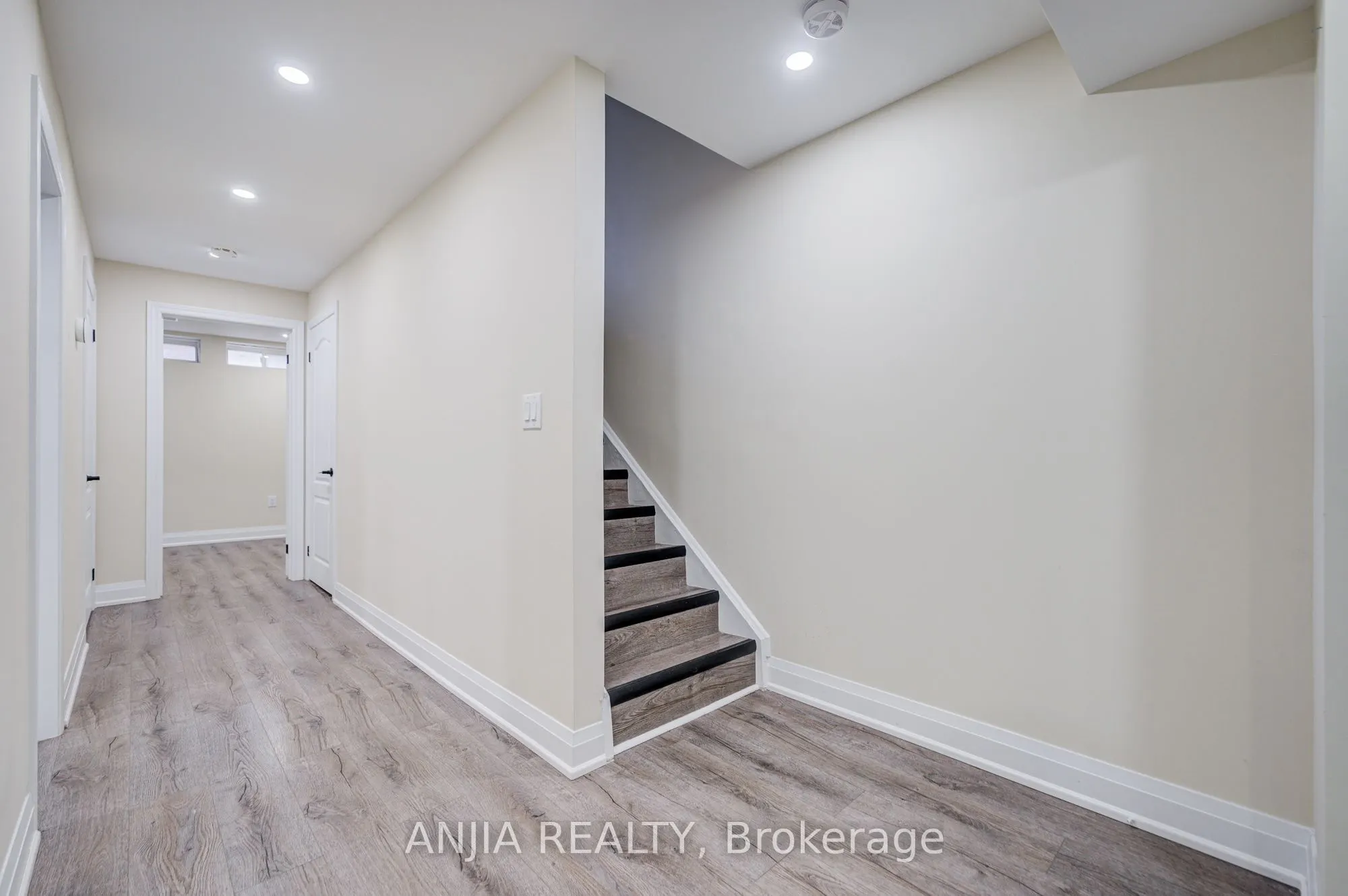 375 White's Hill Avenue