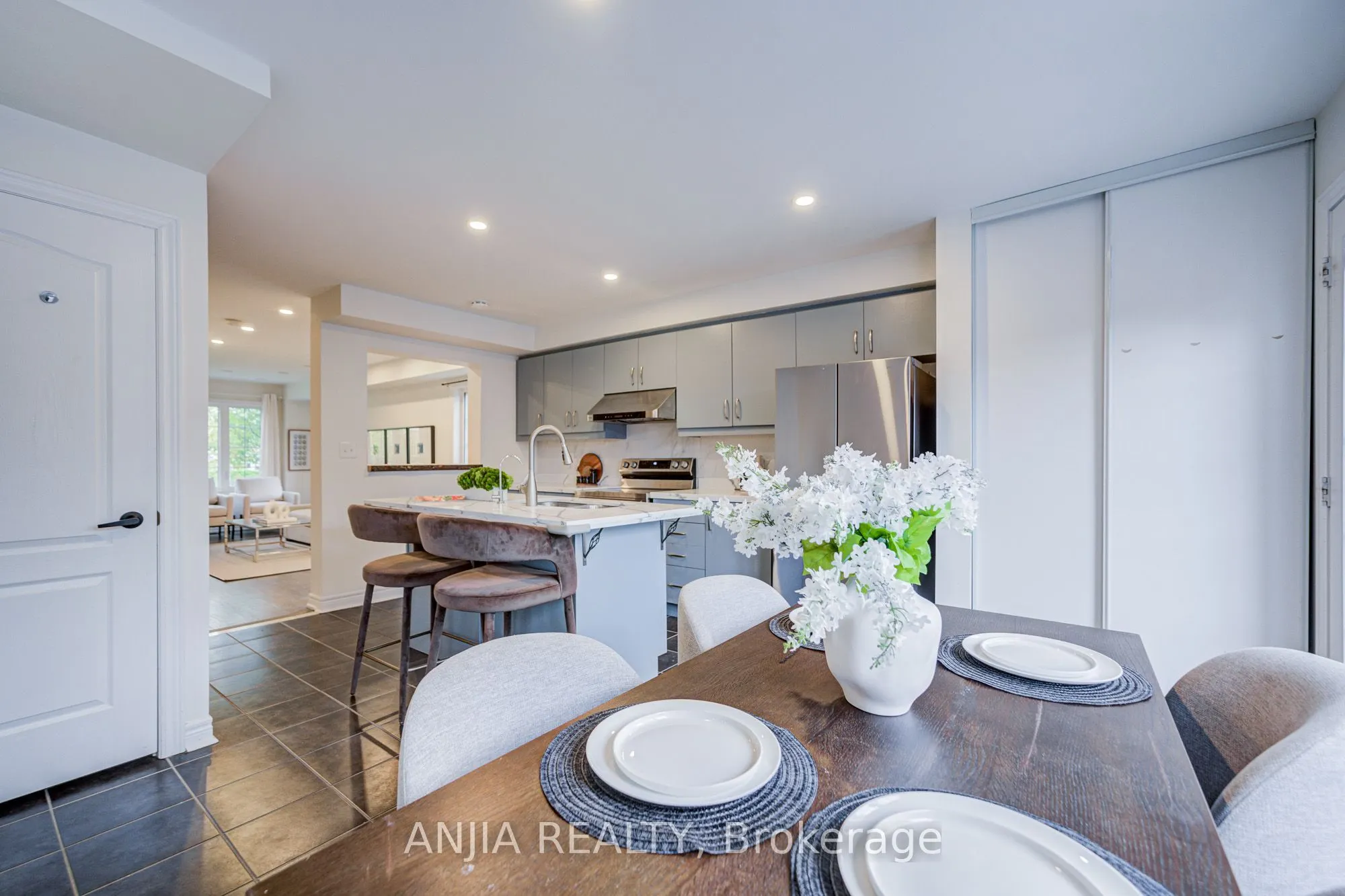 375 White's Hill Avenue