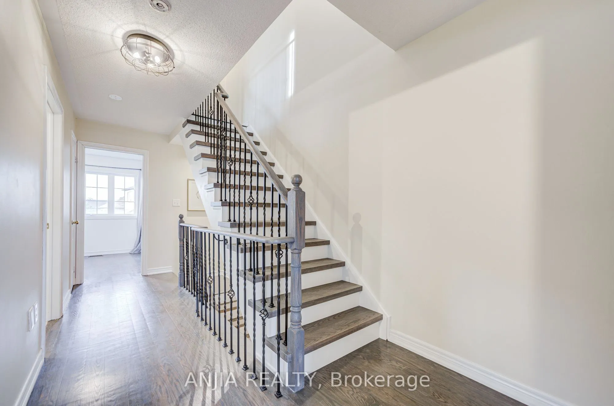 375 White's Hill Avenue