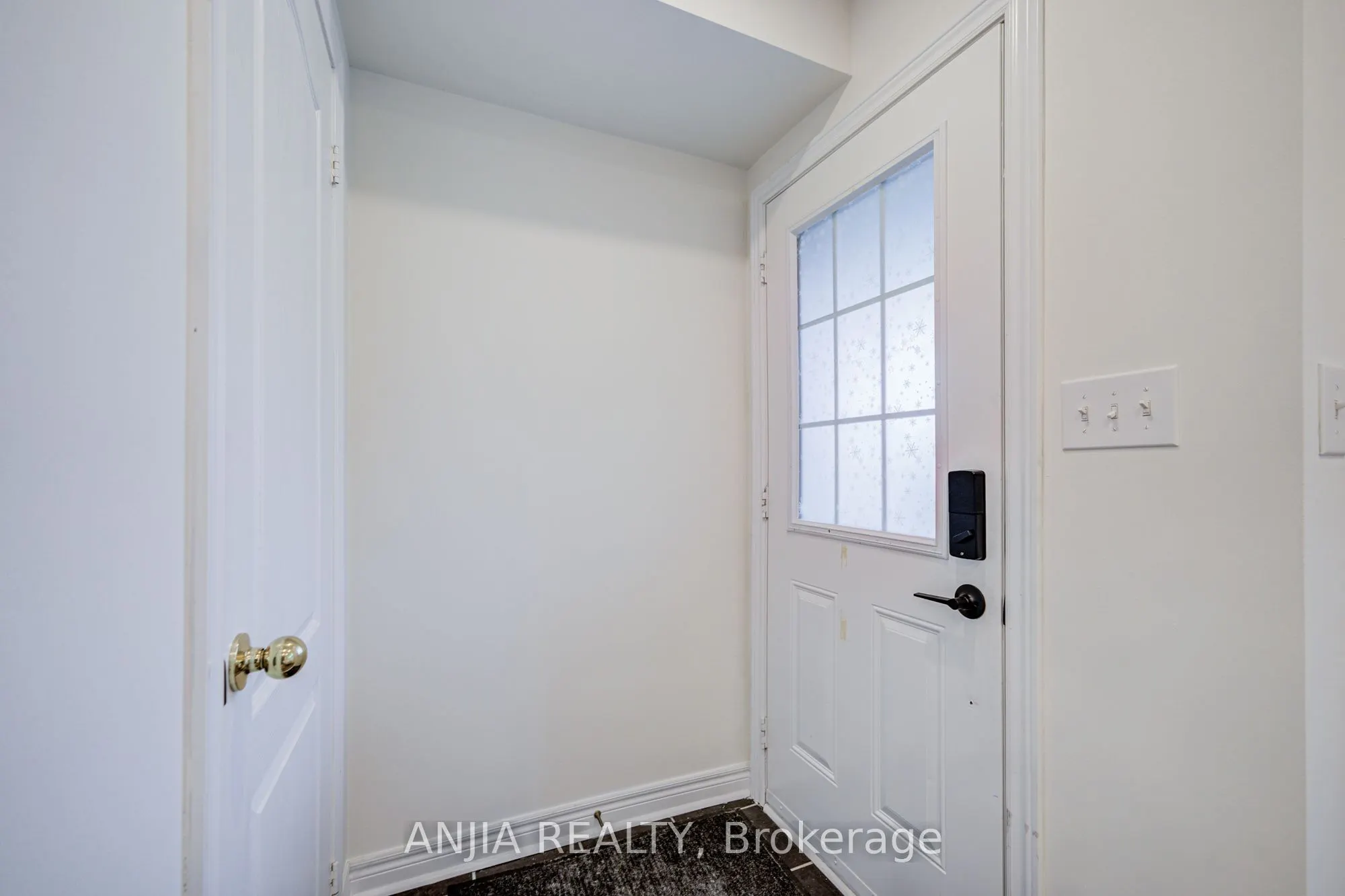 375 White's Hill Avenue