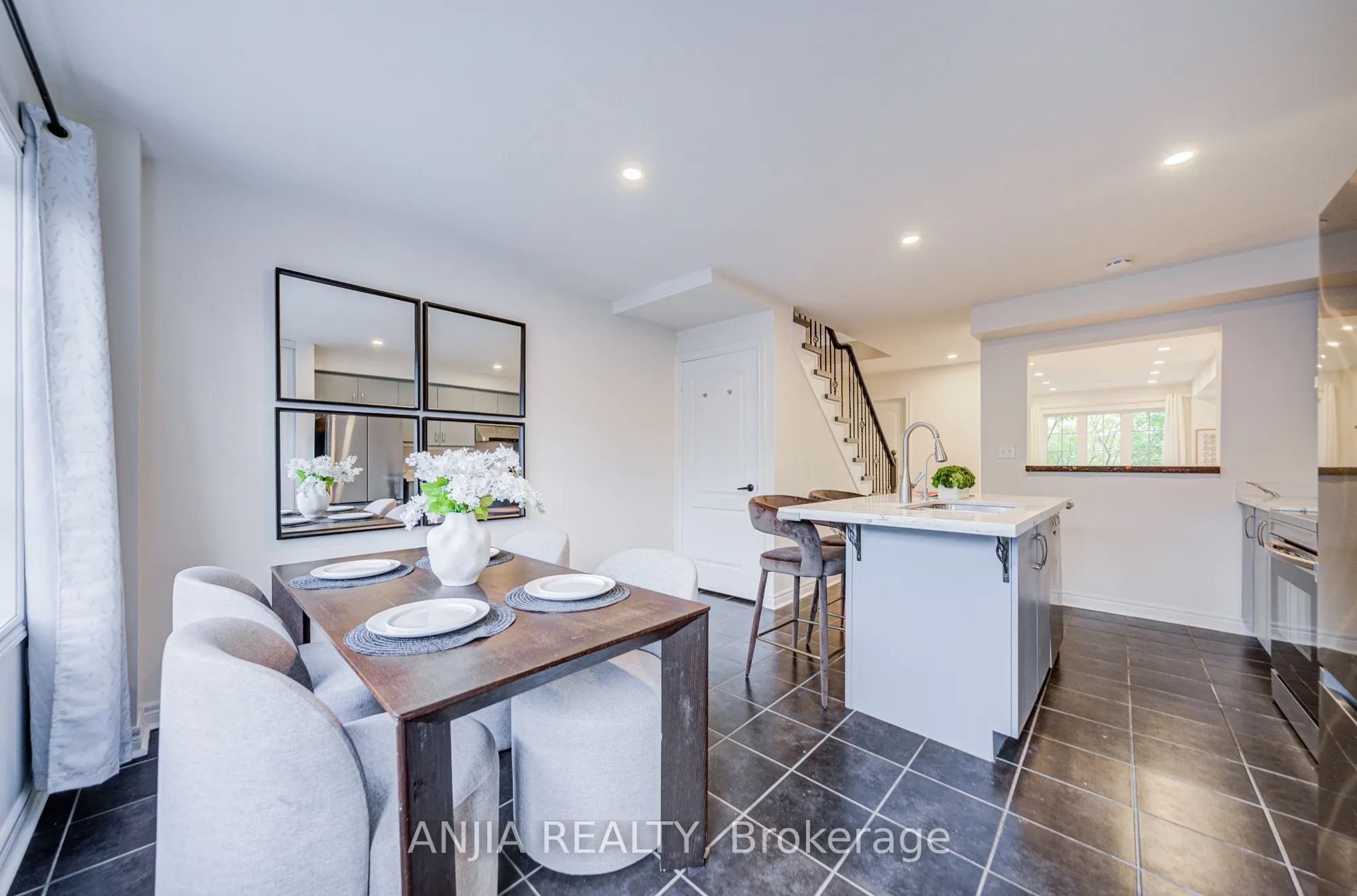 375 White's Hill Avenue