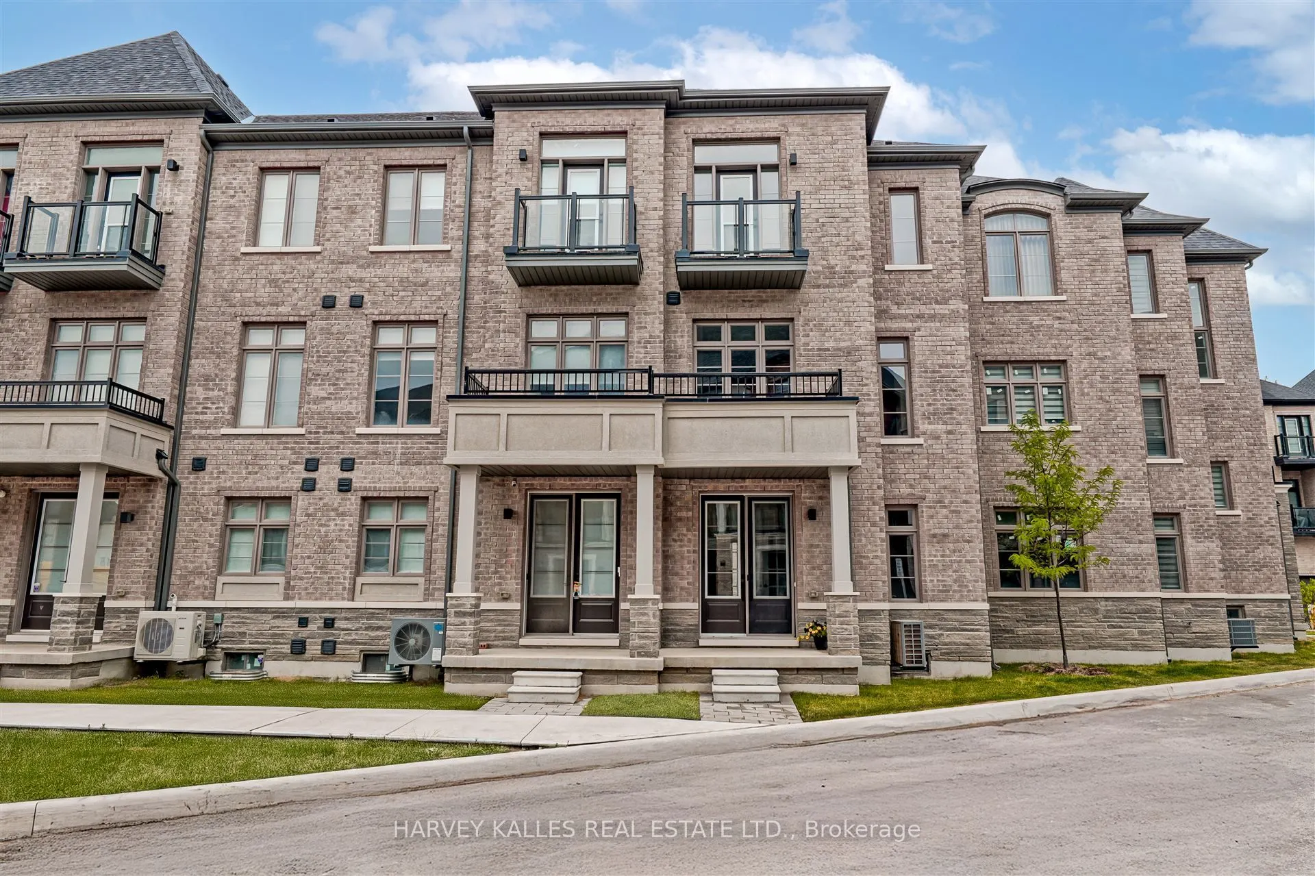 75 De La Roche Drive