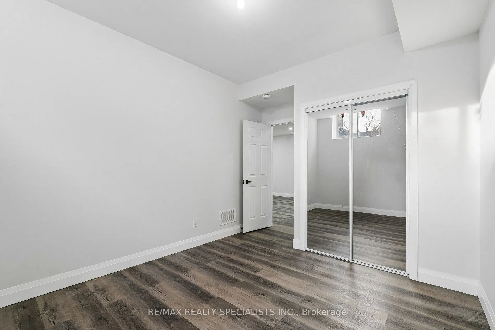 44 Albert Street W