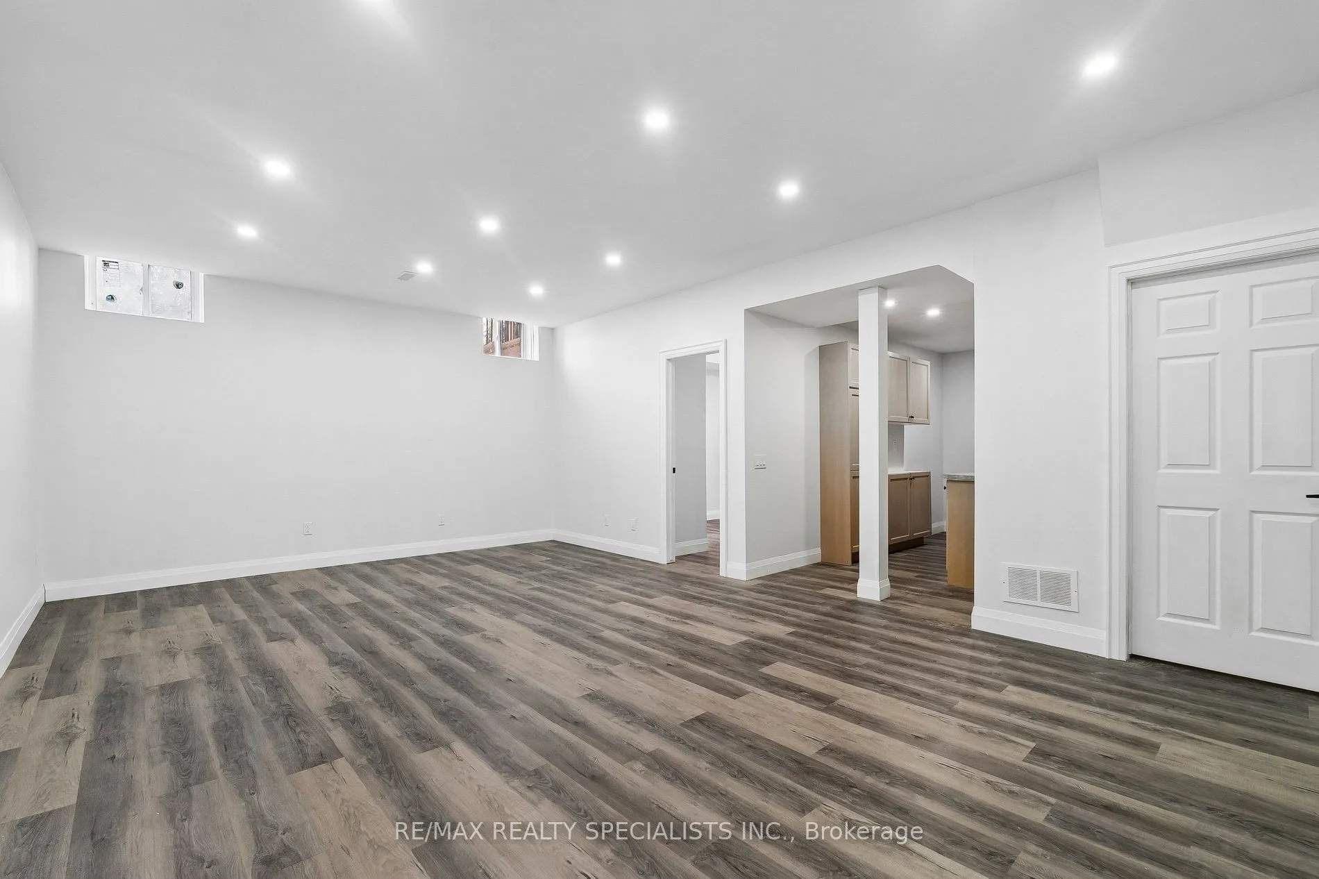 44 Albert Street W