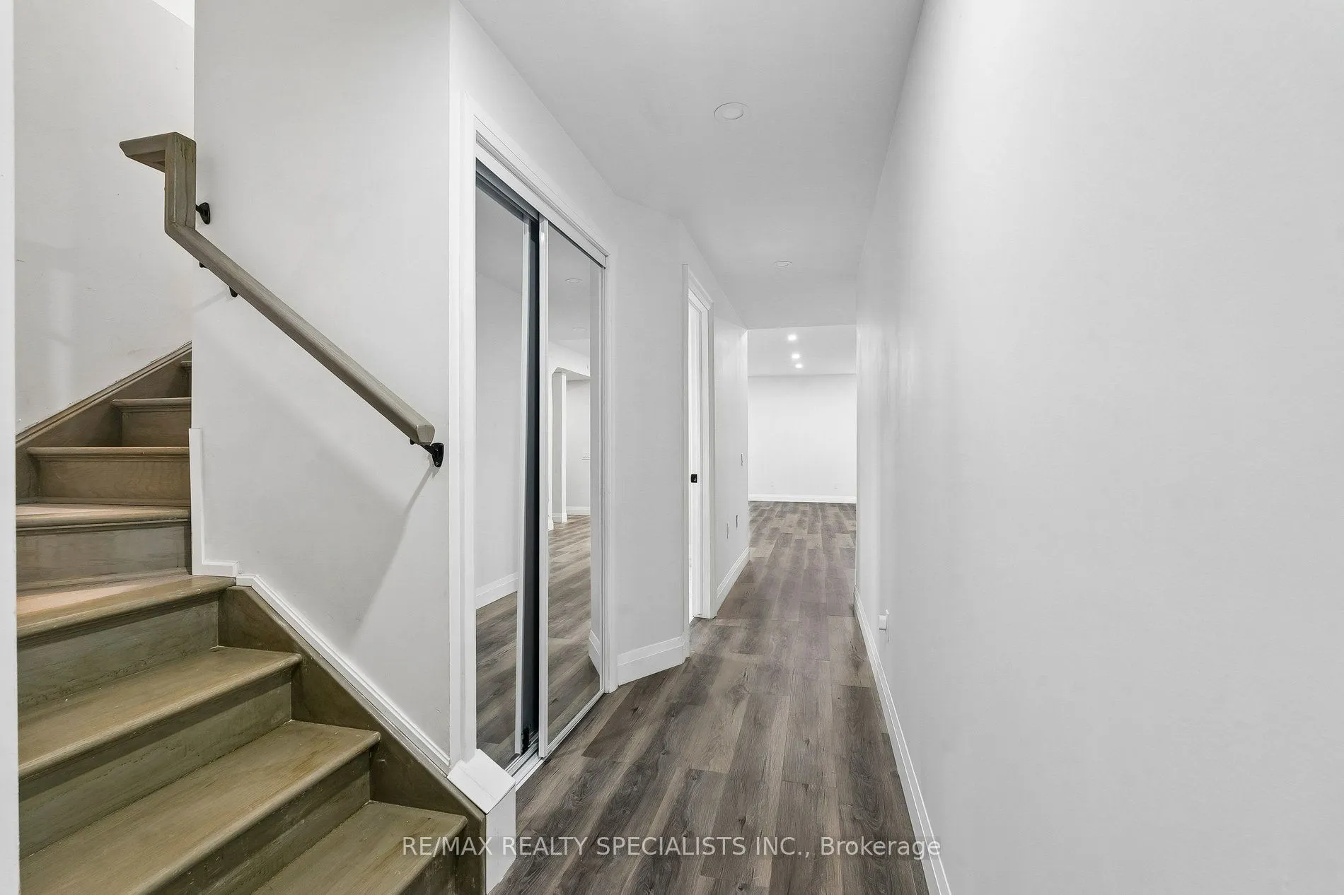 44 Albert Street W