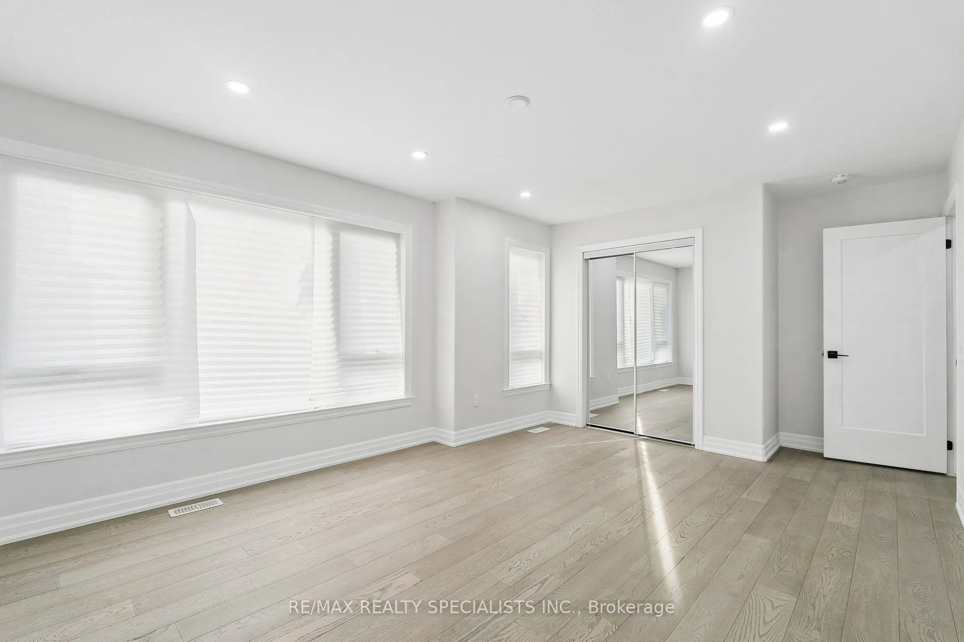 44 Albert Street W