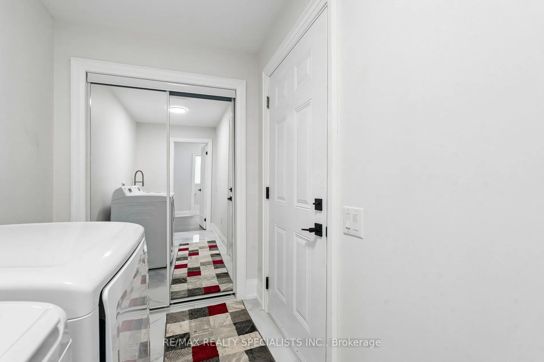 44 Albert Street W