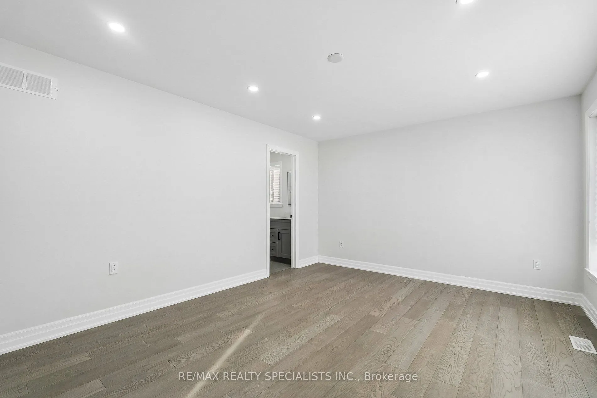 44 Albert Street W