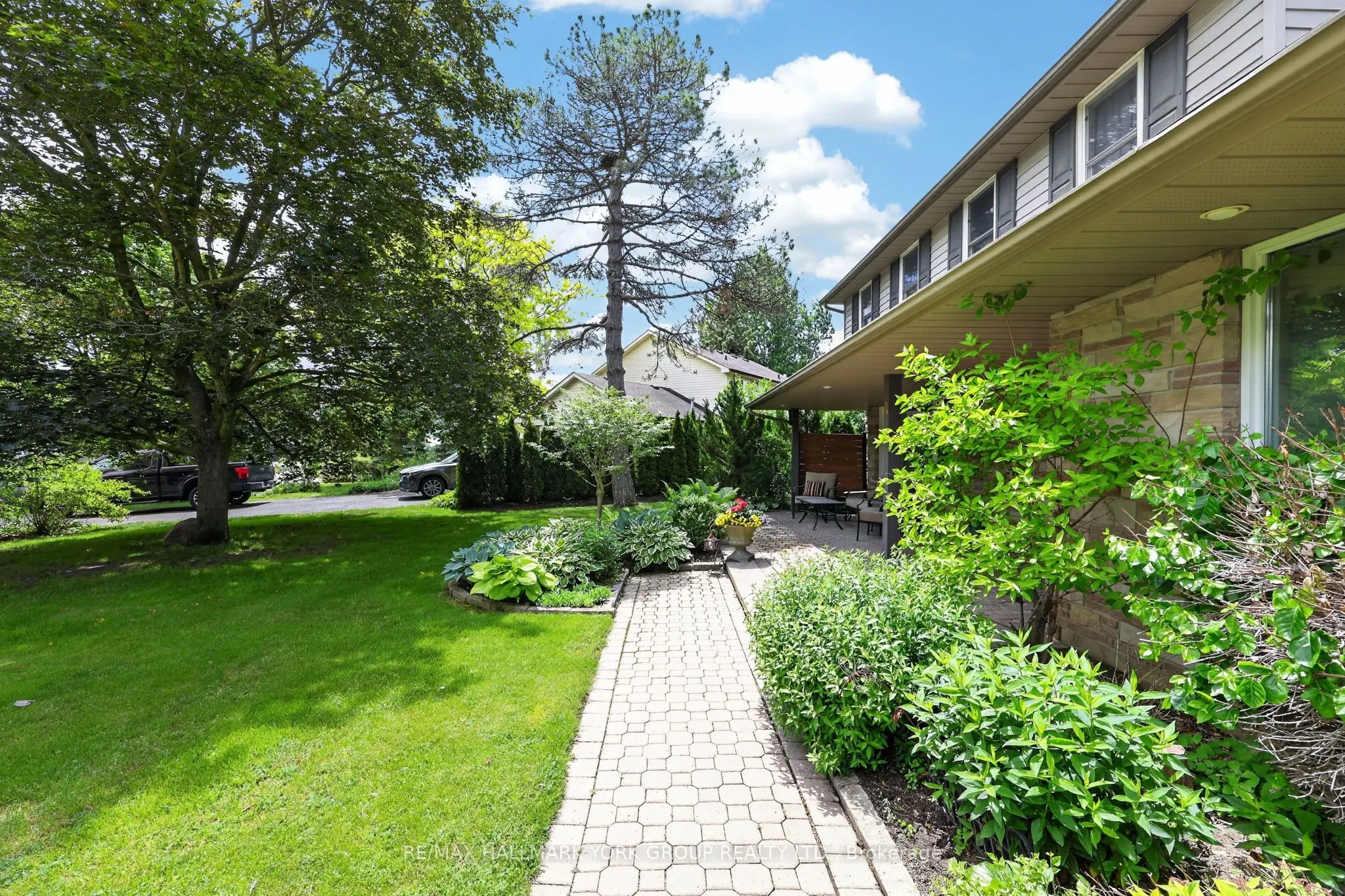 8 Grant Court