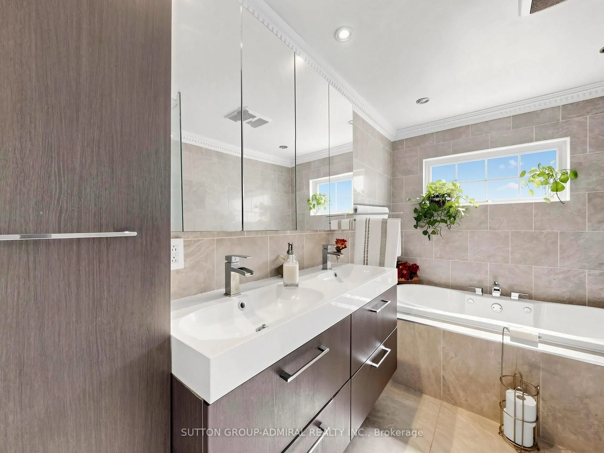 4631 Aurora Road