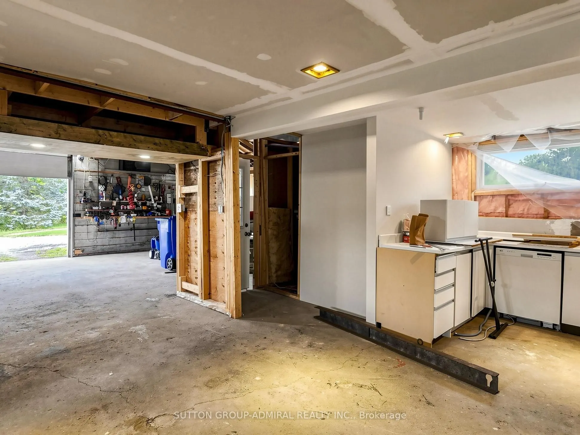 4631 Aurora Road