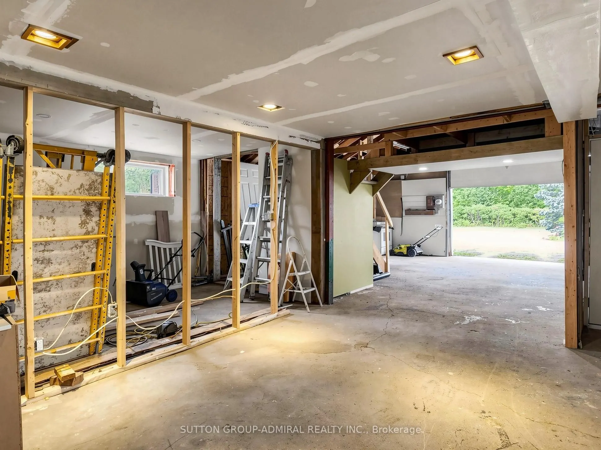 4631 Aurora Road