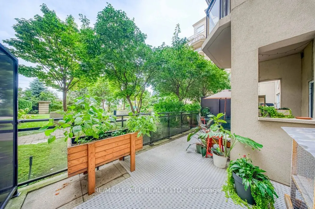 8 Maison Parc Court #102