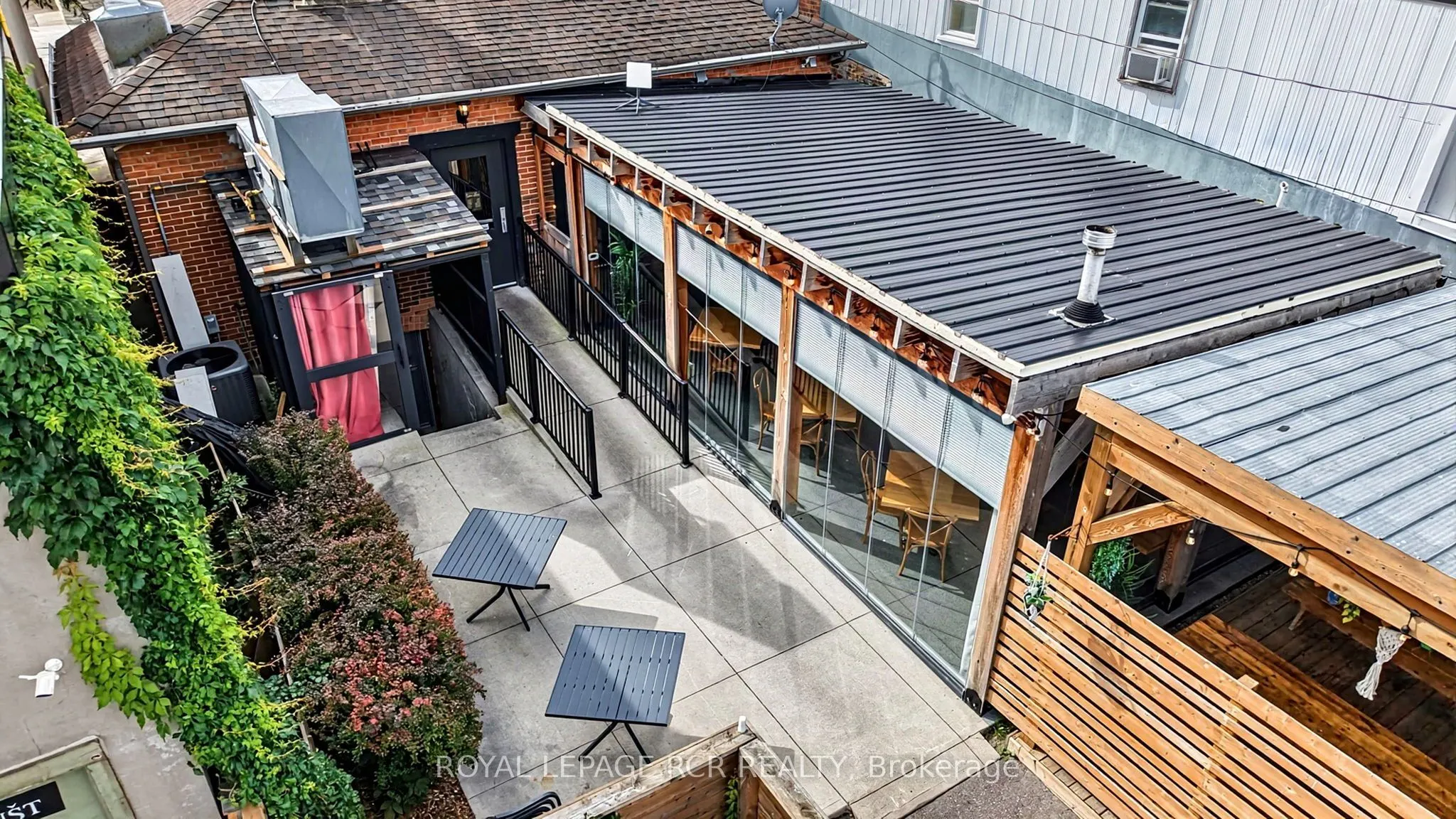 26 Victoria Street E