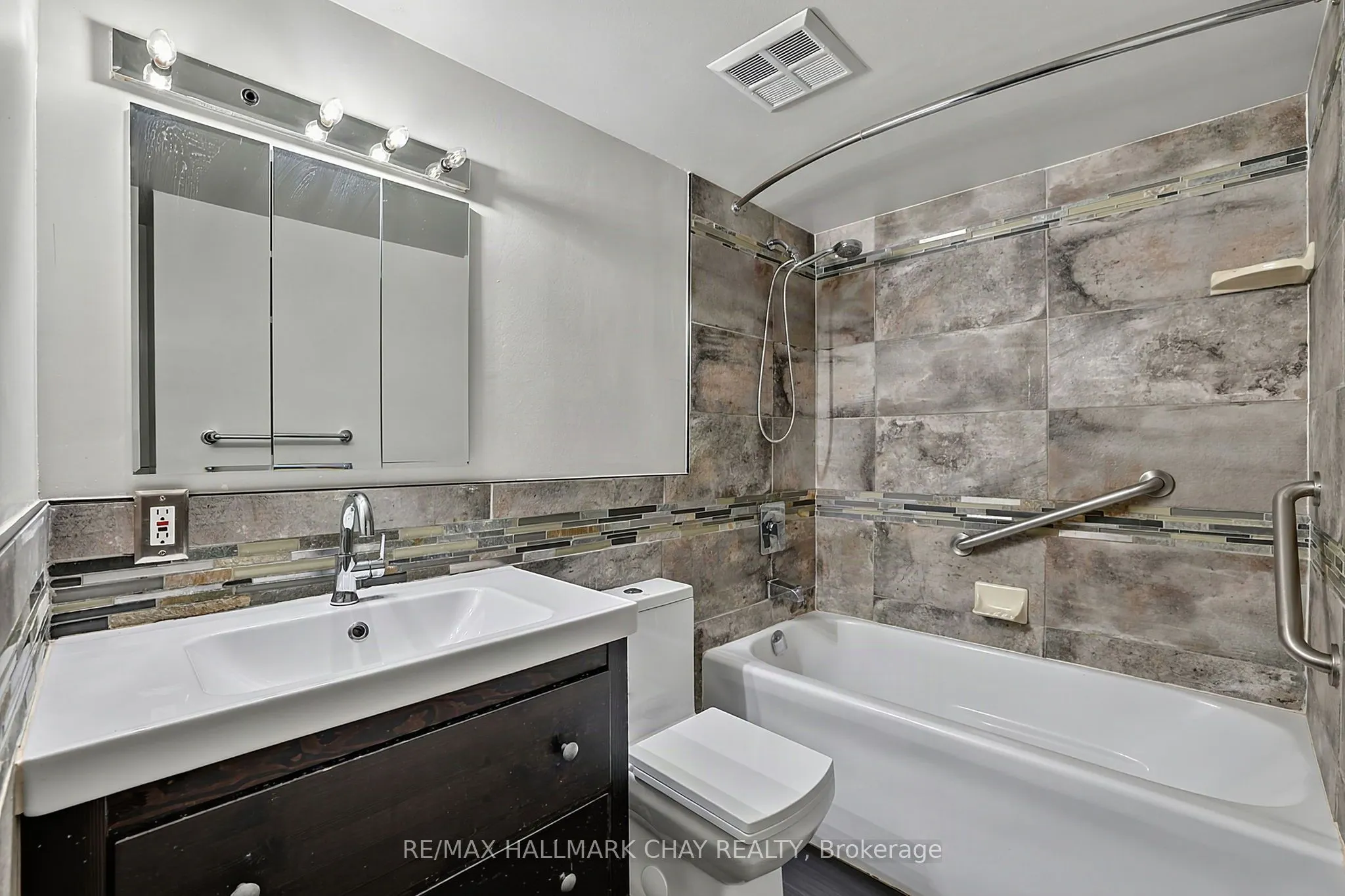326 Major Mackenzie Drive E #705