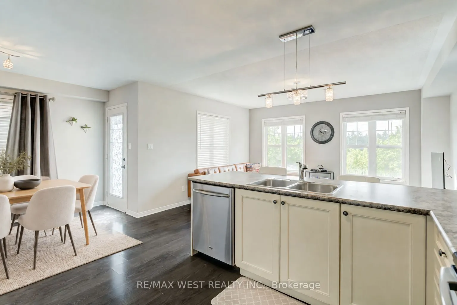 12 Hoard Avenue S