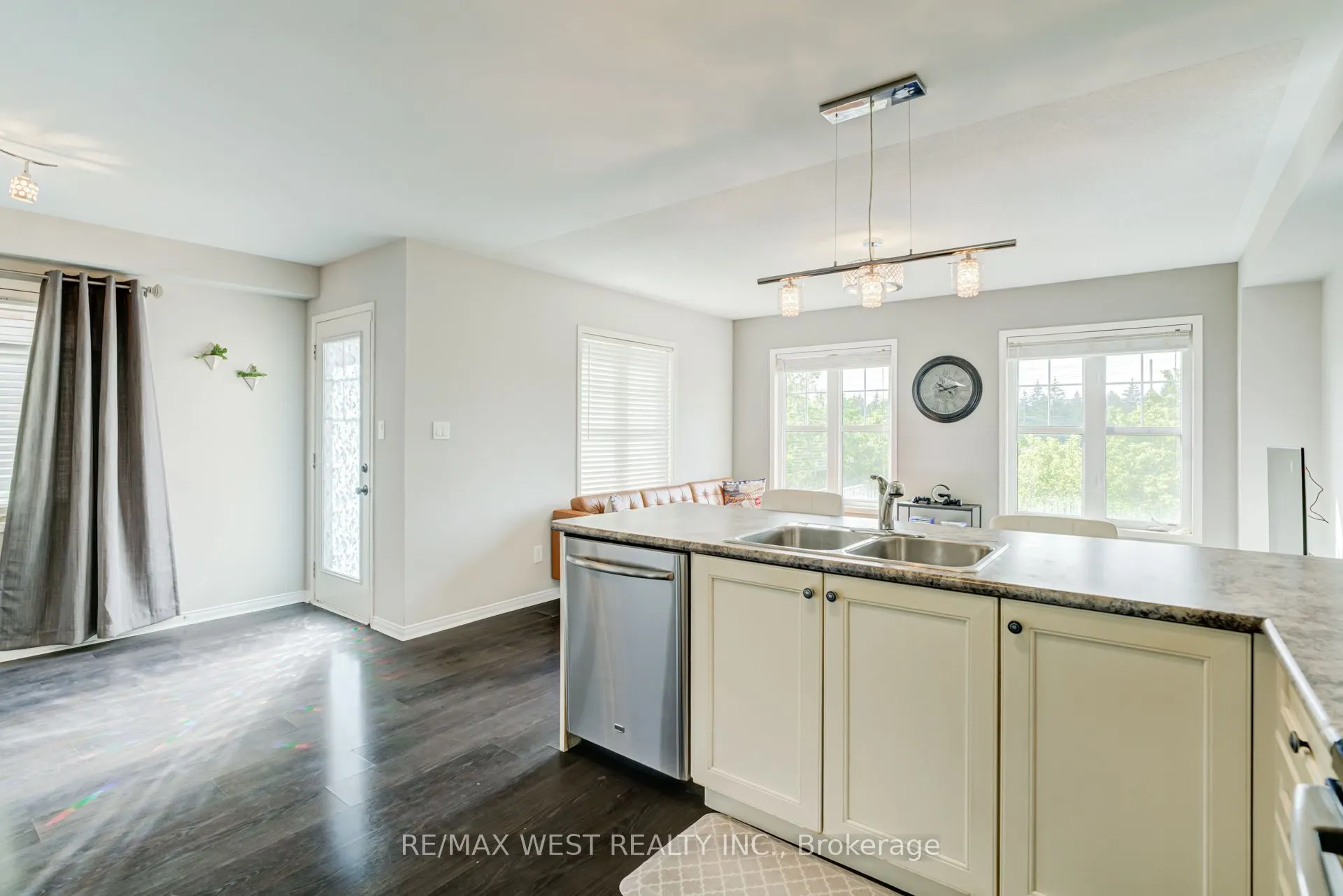 12 Hoard Avenue S
