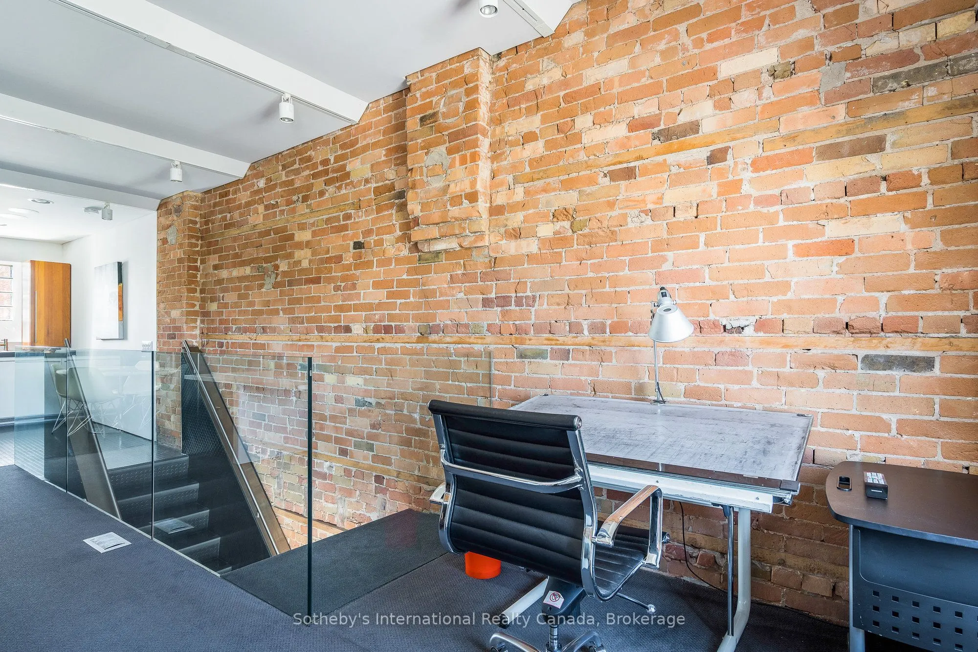 71 Victoria Street W