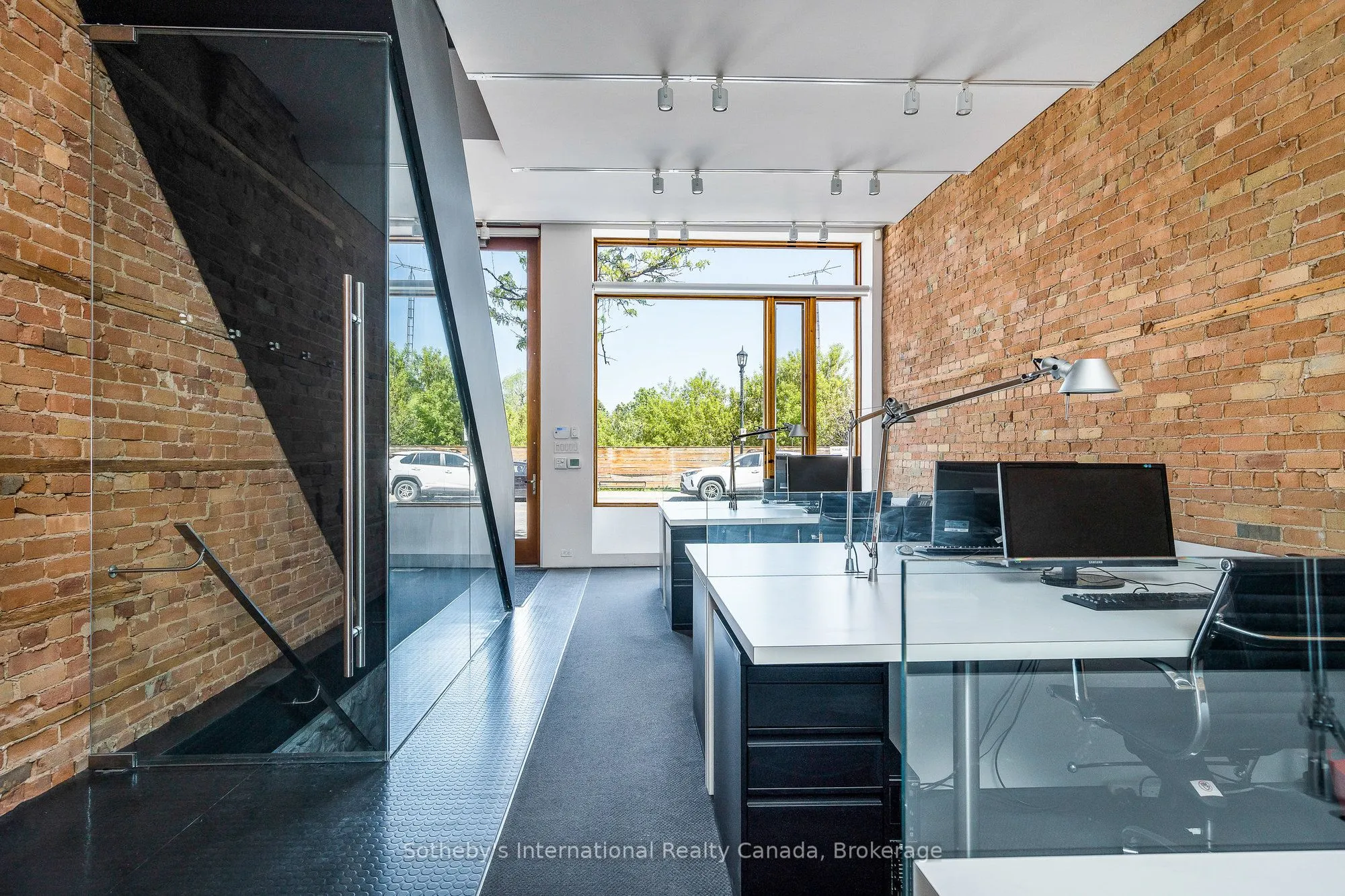 71 Victoria Street W