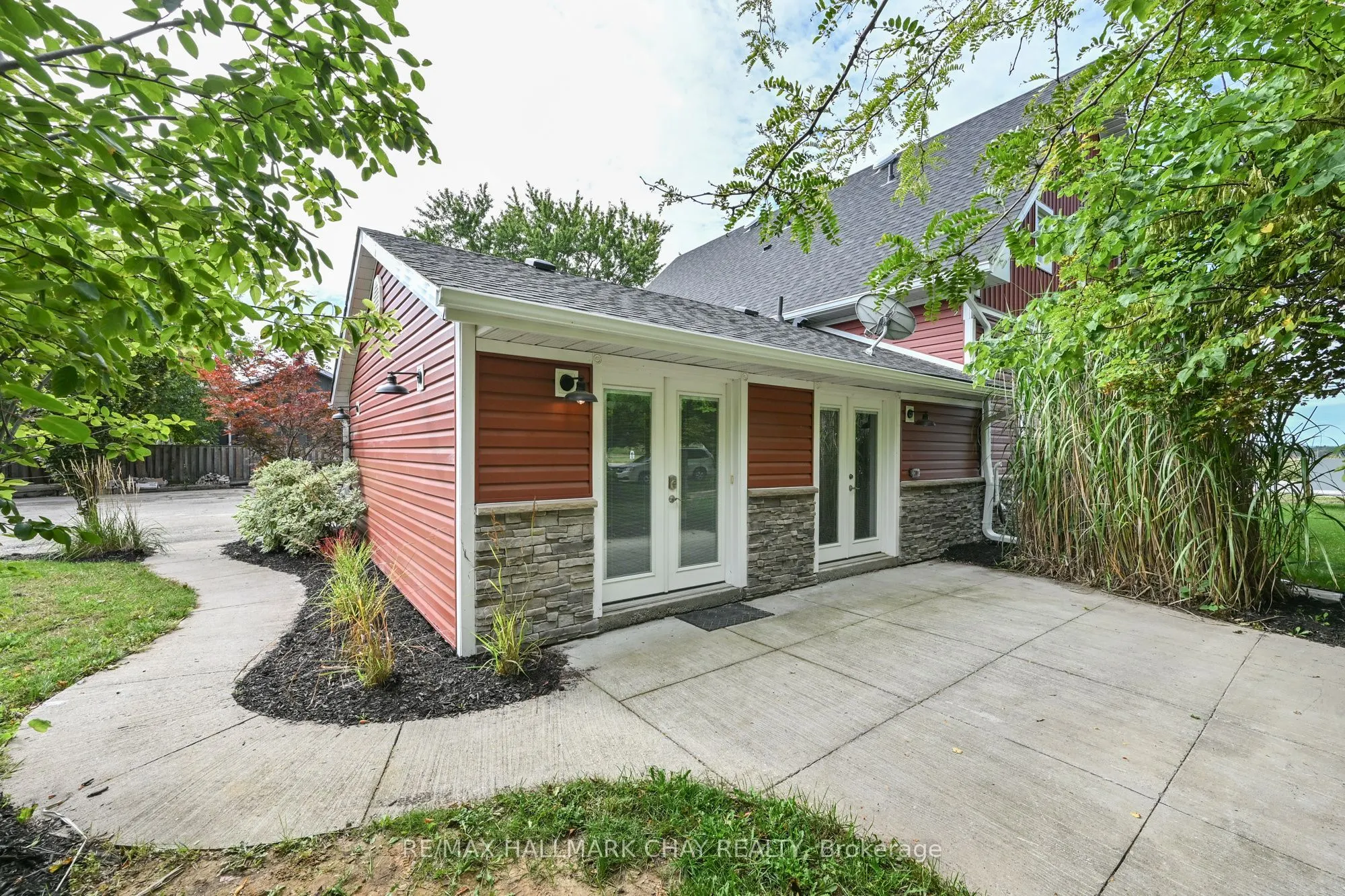 295 King Street N