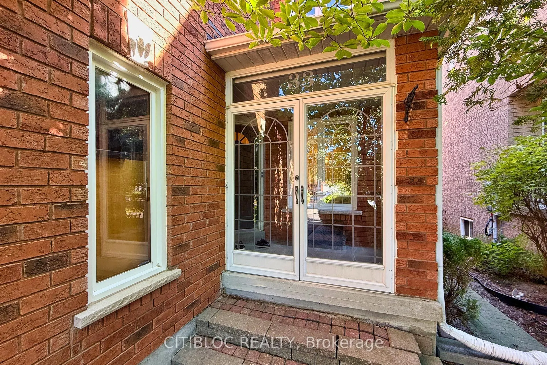 33 Desert View Crescent
