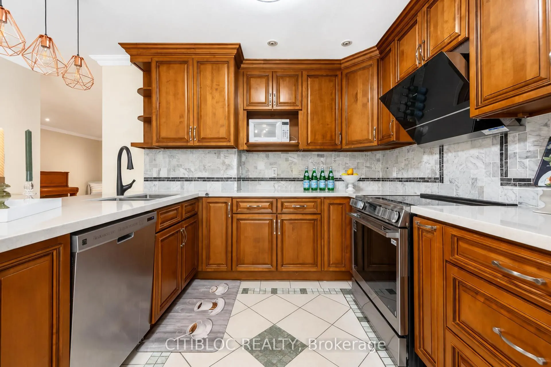 33 Desert View Crescent