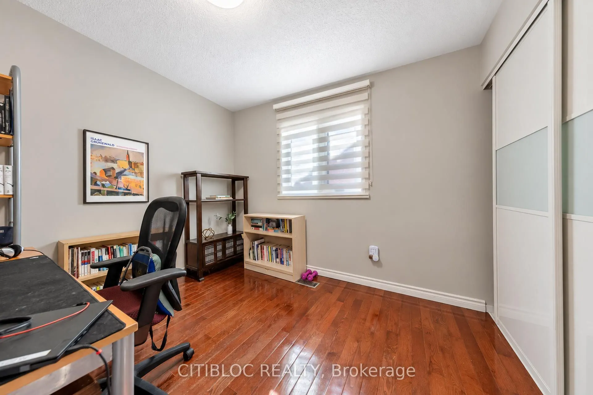 33 Desert View Crescent
