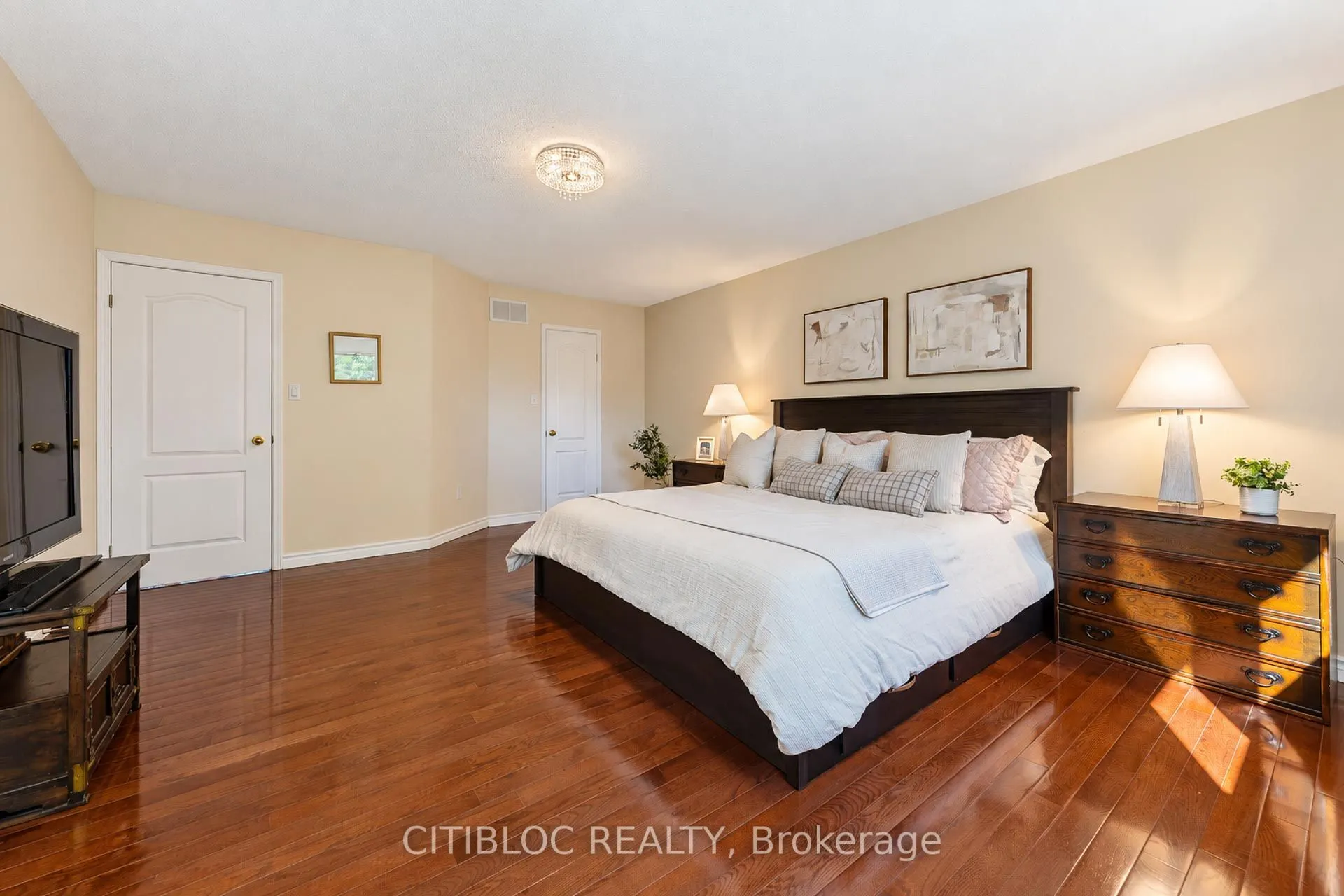 33 Desert View Crescent