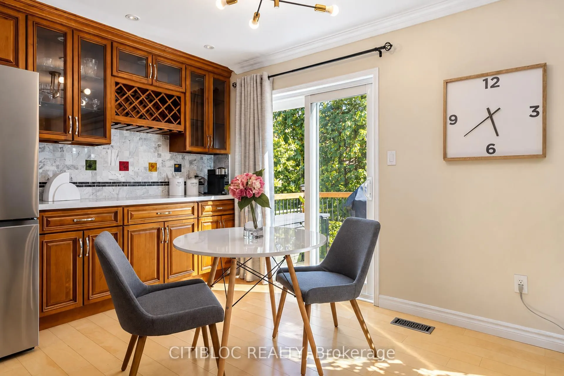 33 Desert View Crescent