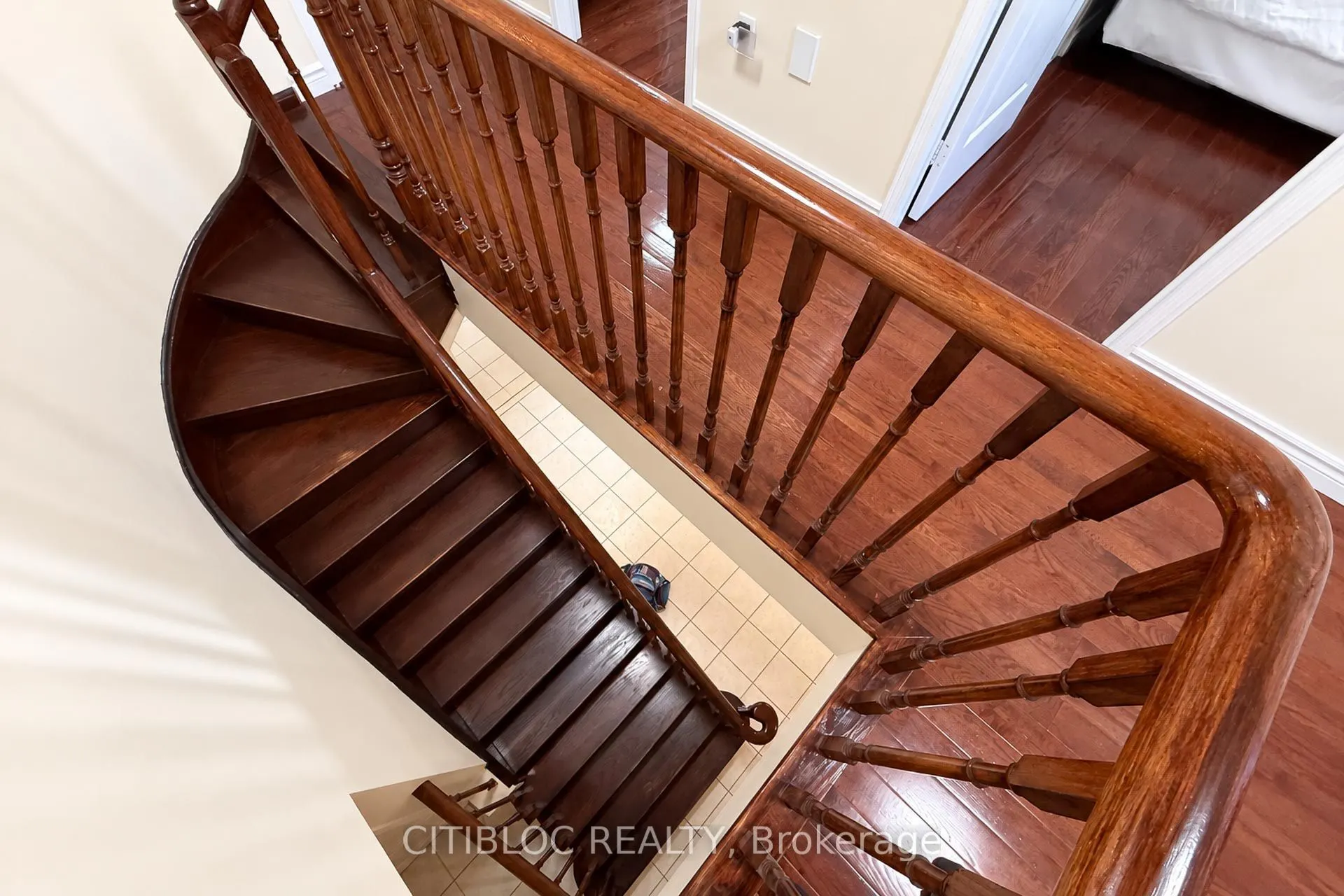 33 Desert View Crescent