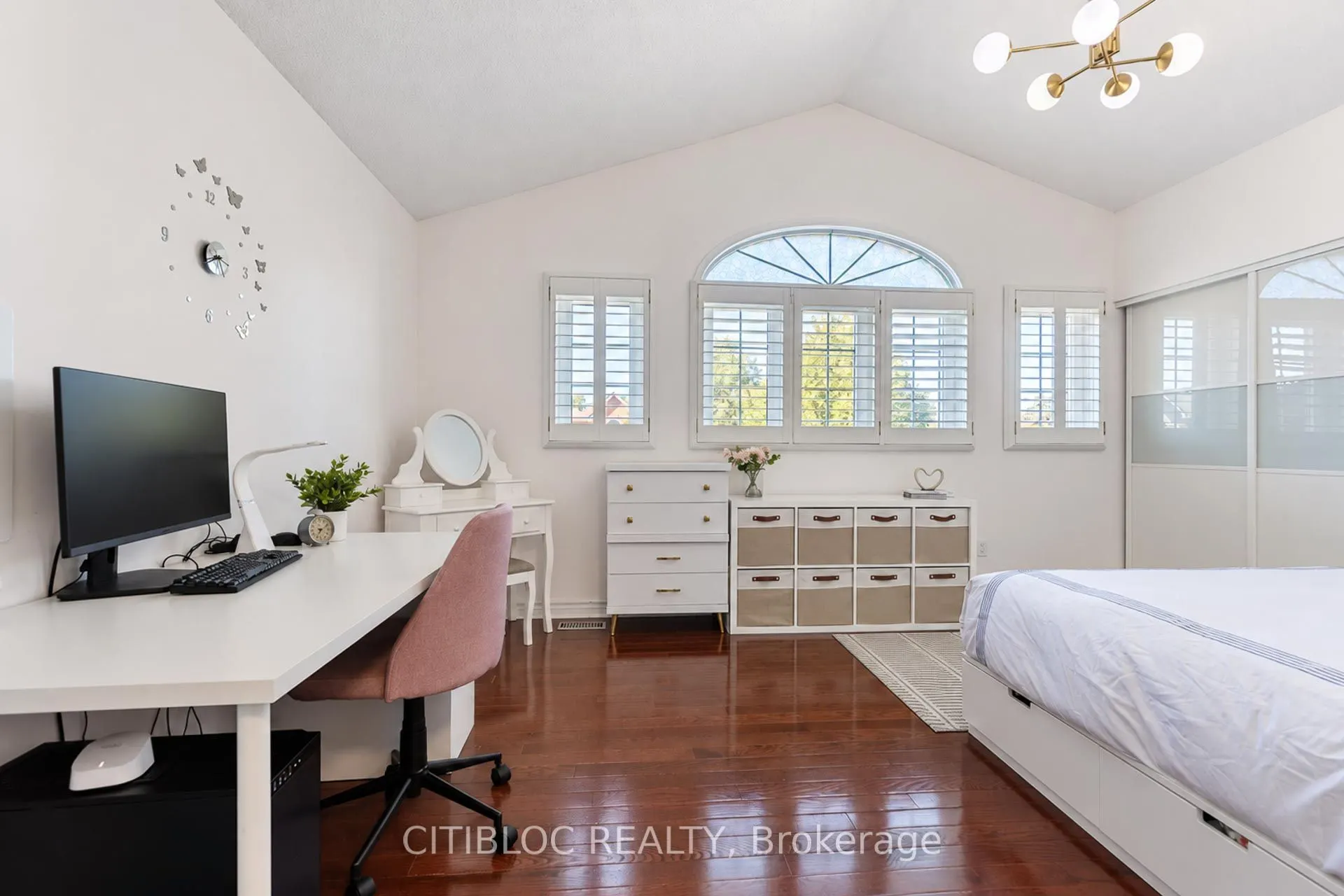 33 Desert View Crescent