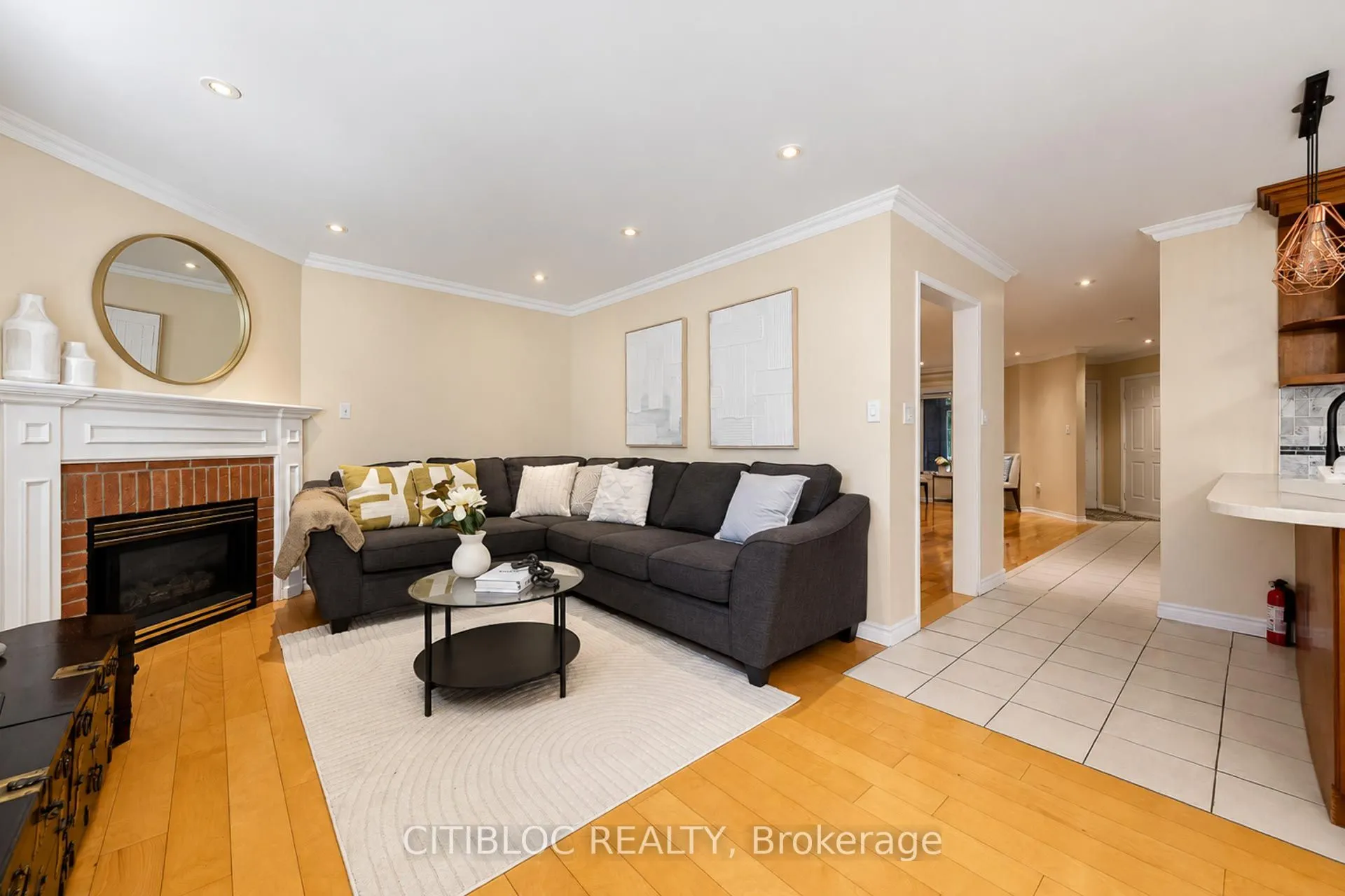 33 Desert View Crescent