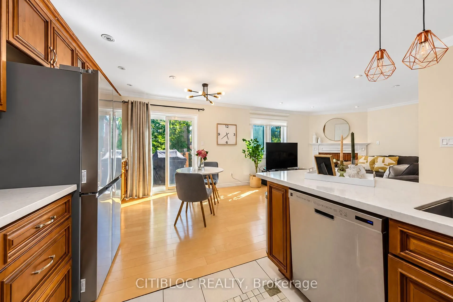 33 Desert View Crescent