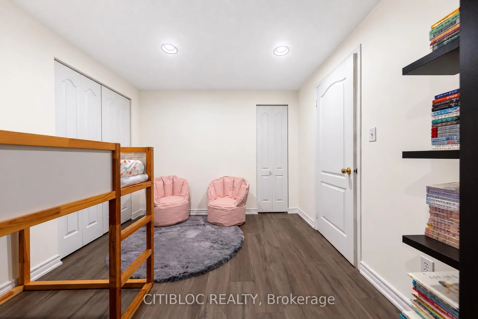 33 Desert View Crescent