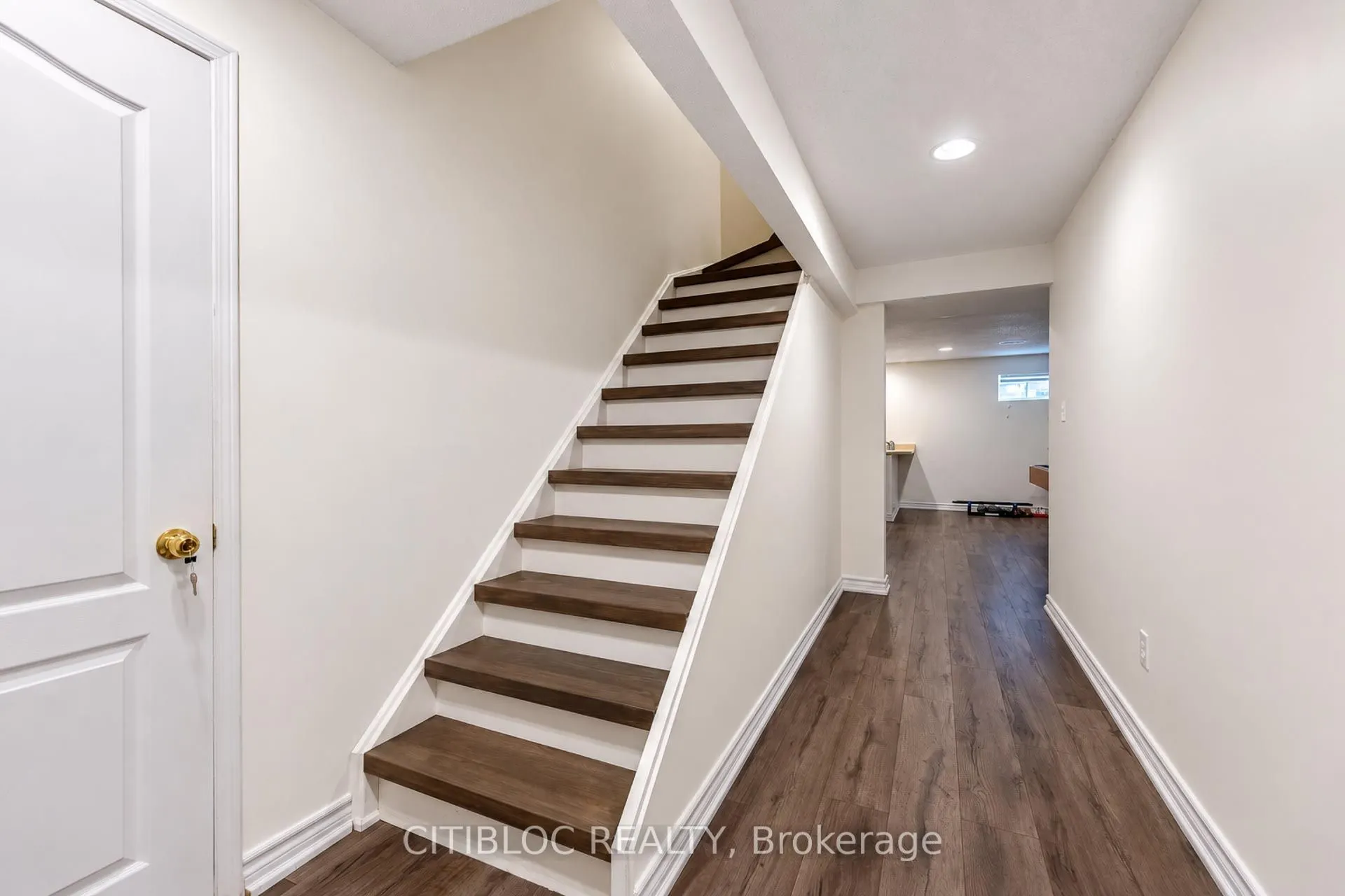 33 Desert View Crescent