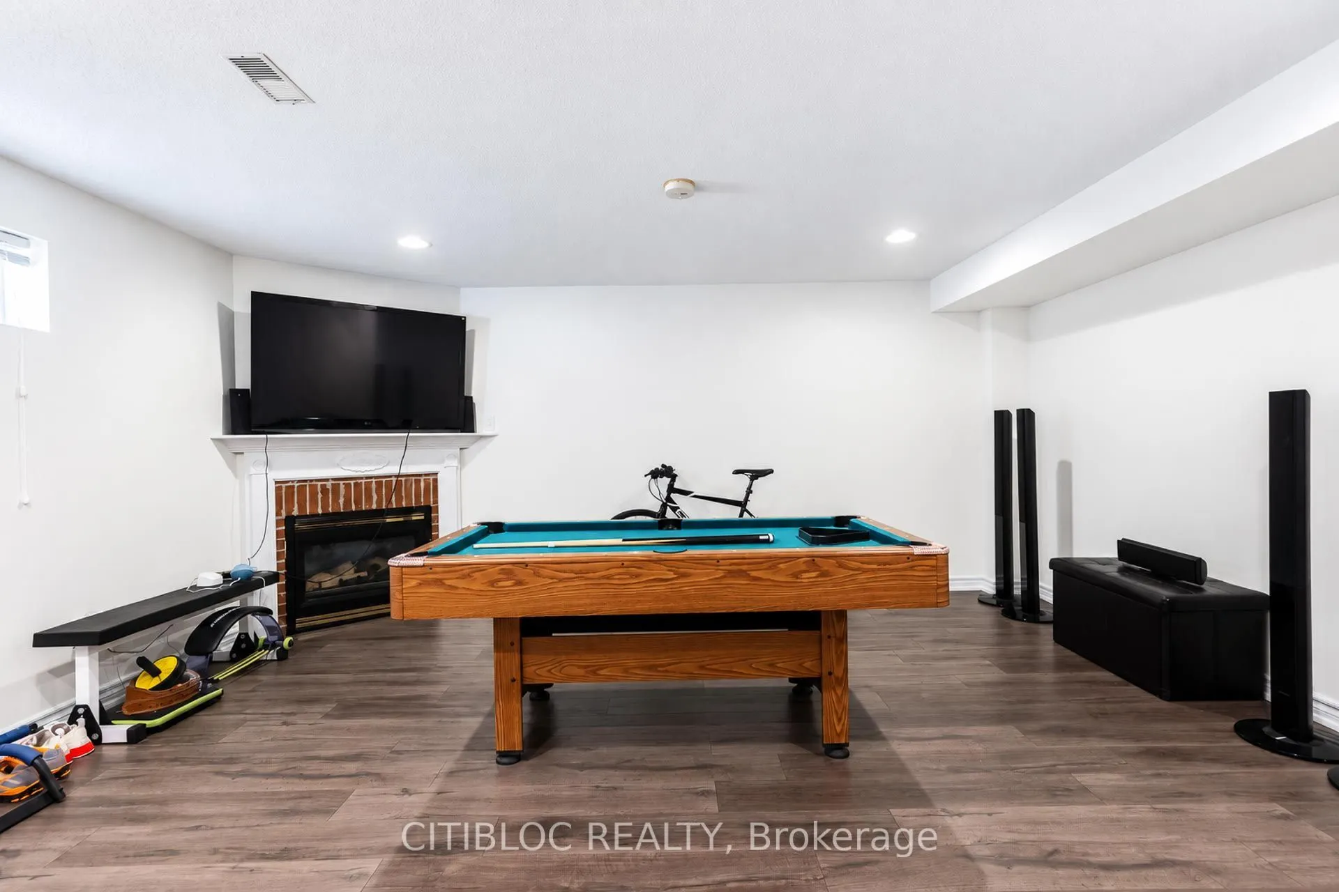 33 Desert View Crescent