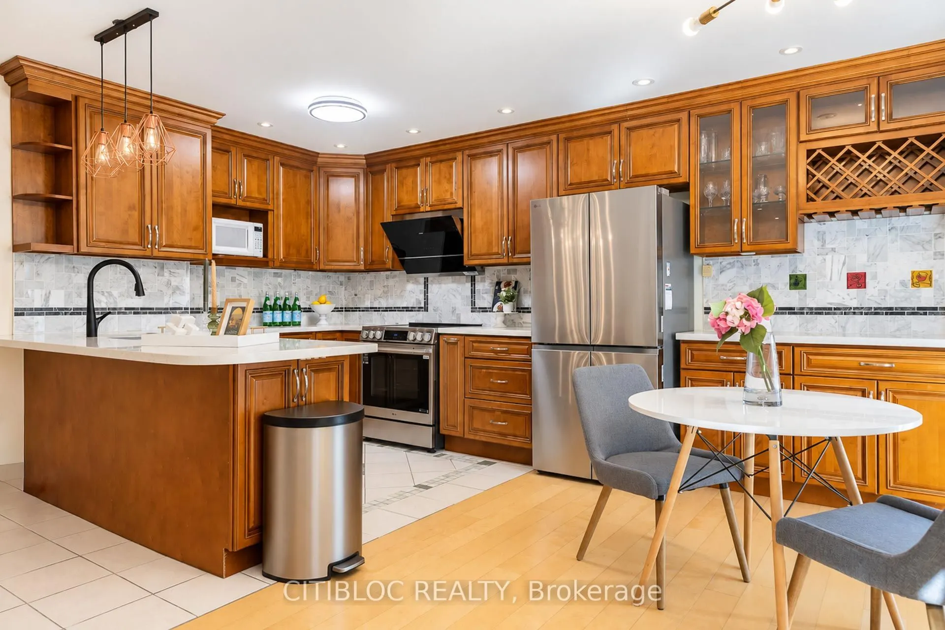 33 Desert View Crescent