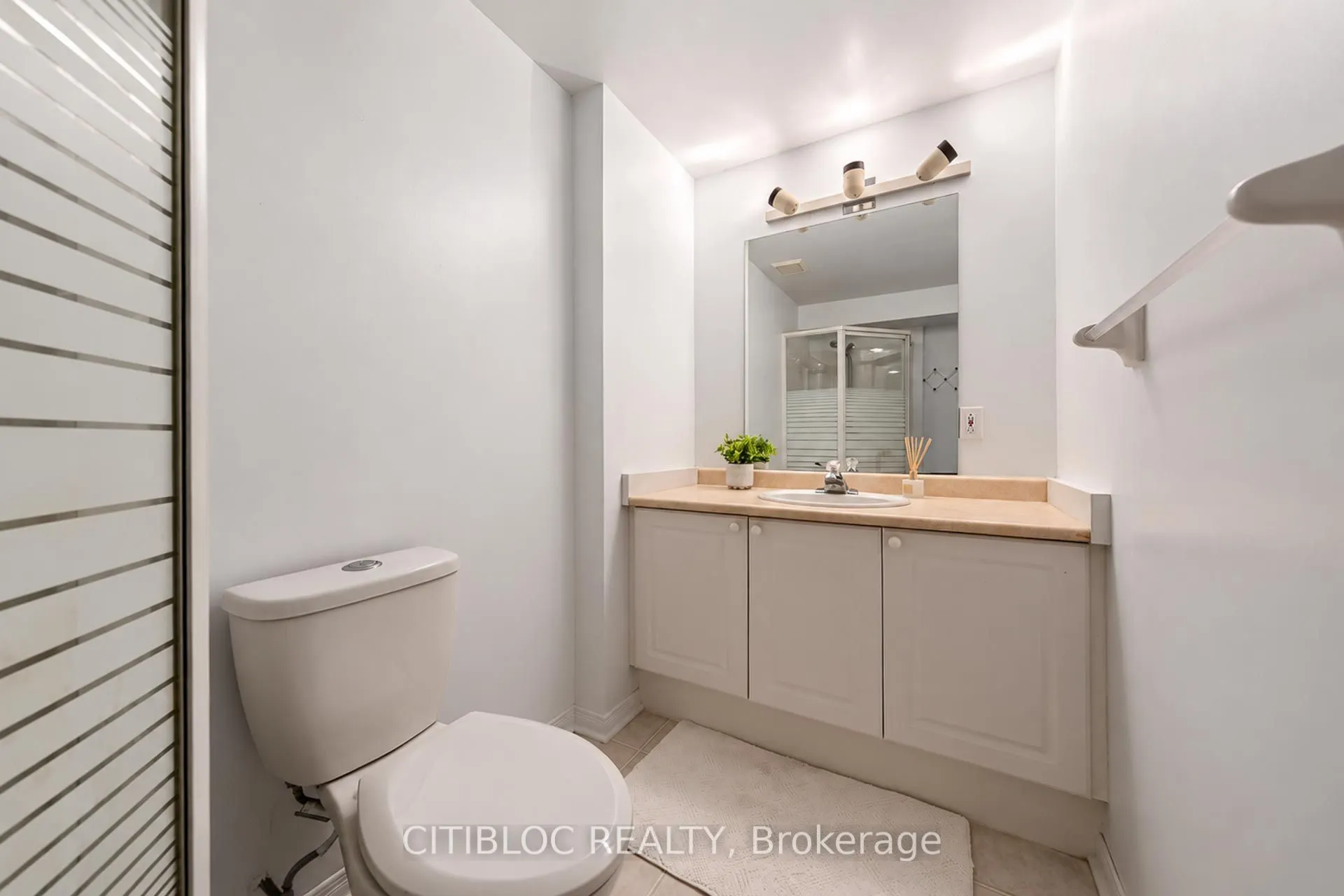 33 Desert View Crescent