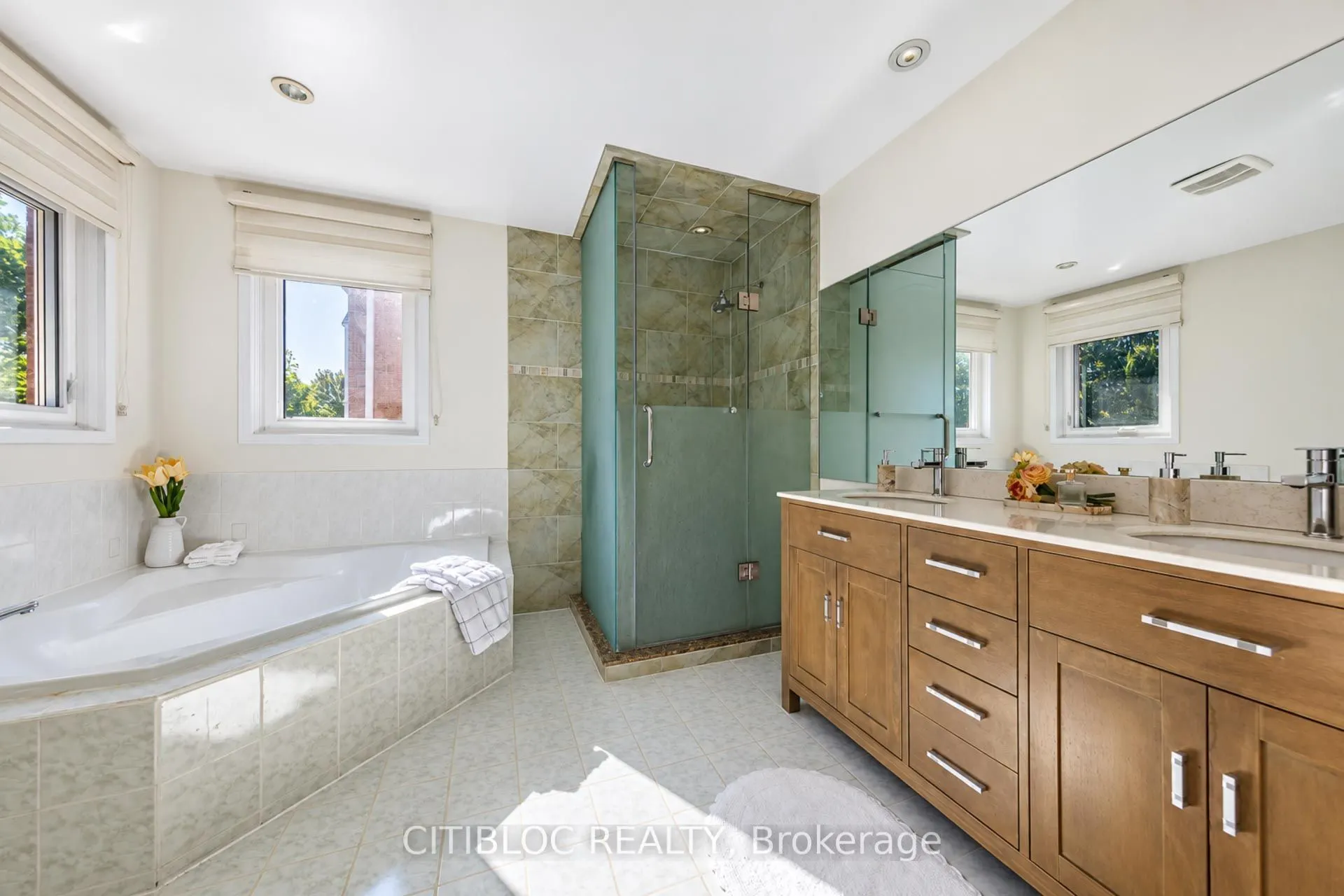 33 Desert View Crescent