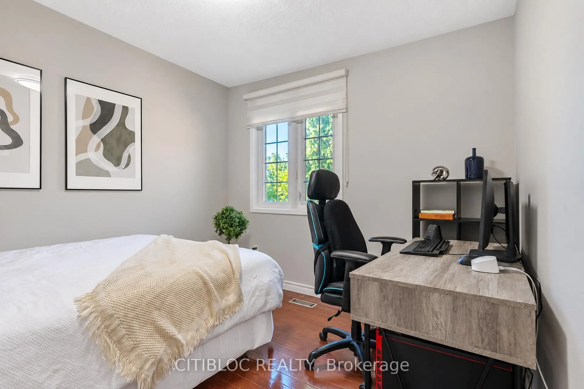 33 Desert View Crescent