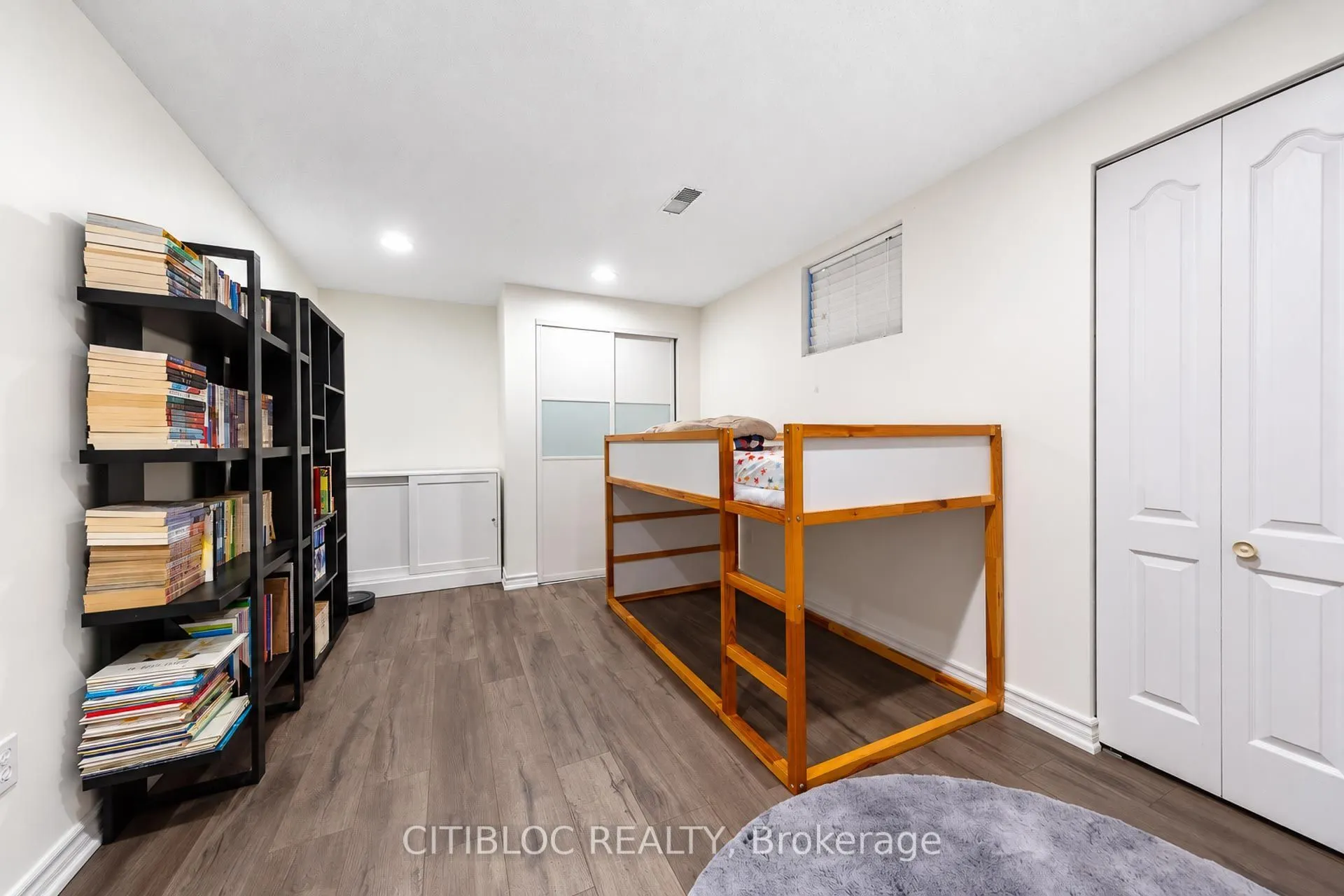 33 Desert View Crescent