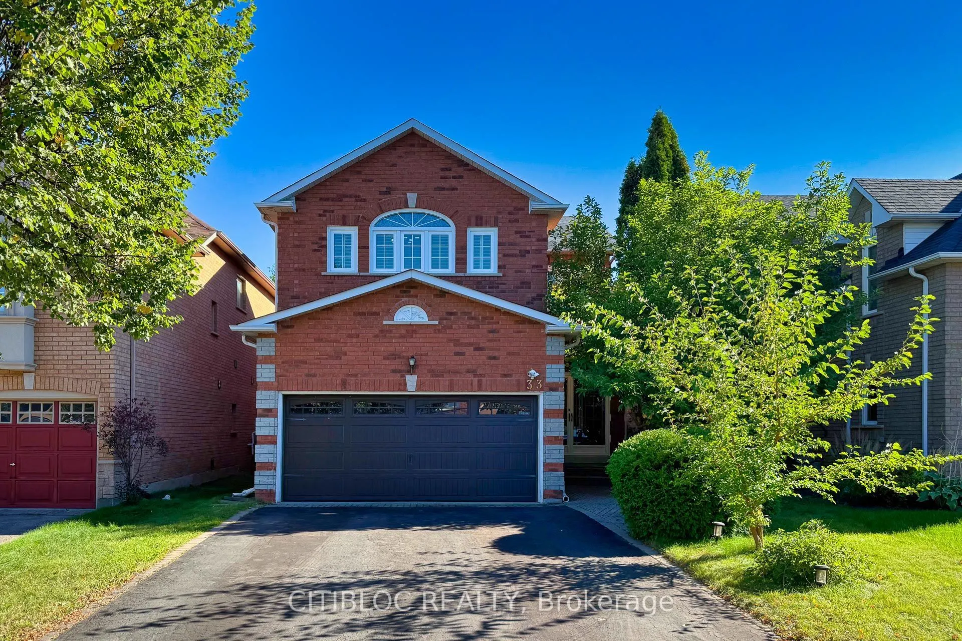 33 Desert View Crescent