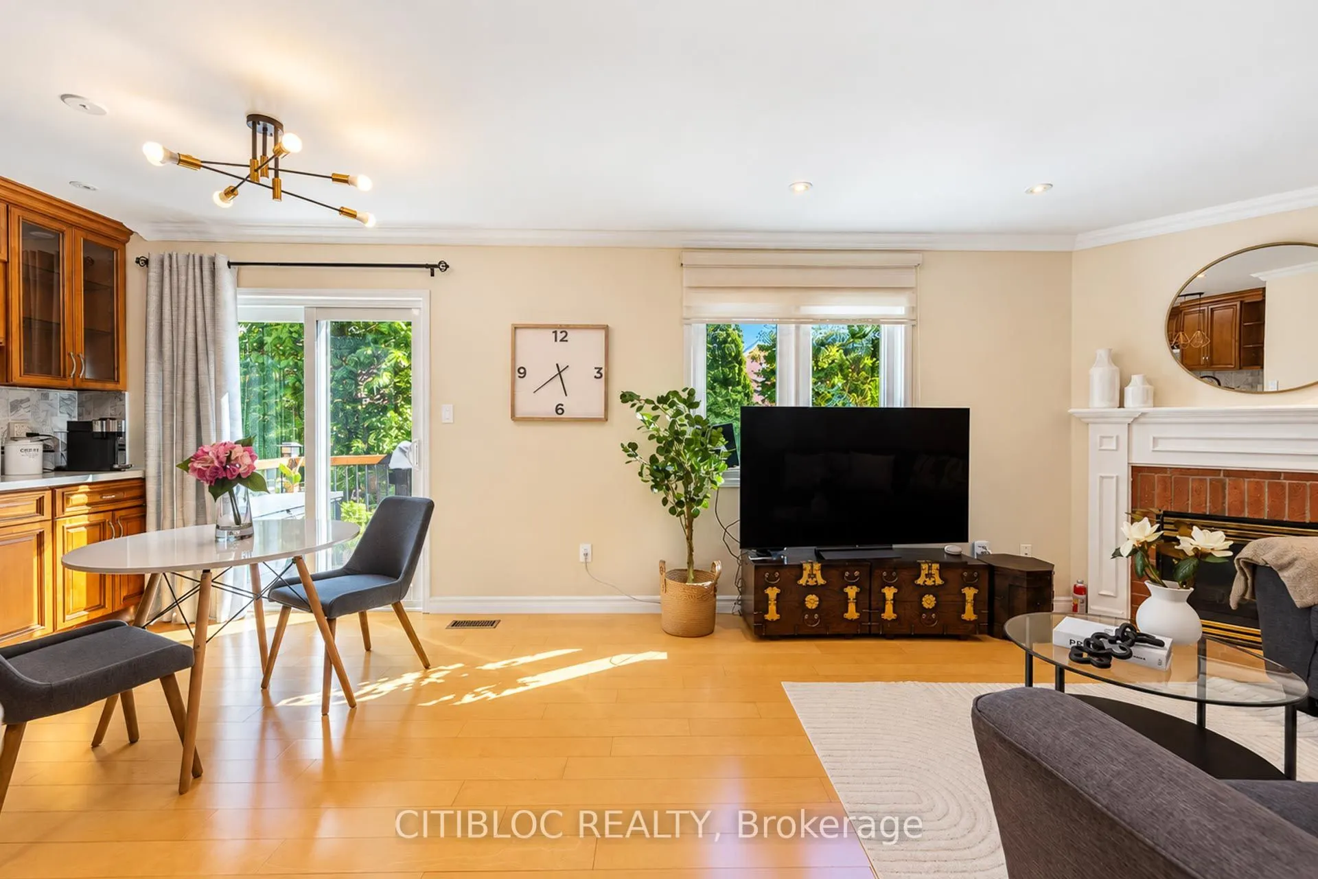33 Desert View Crescent