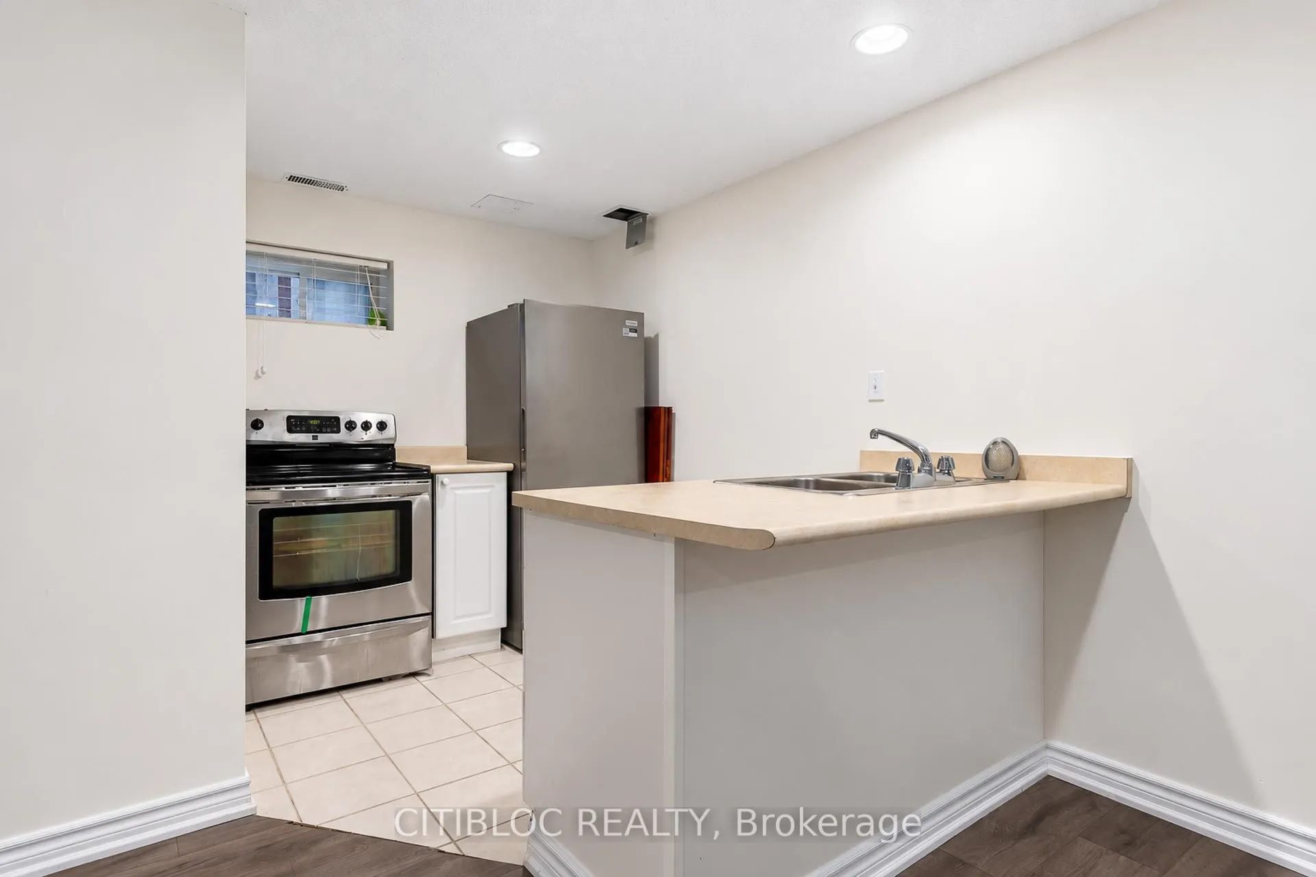 33 Desert View Crescent